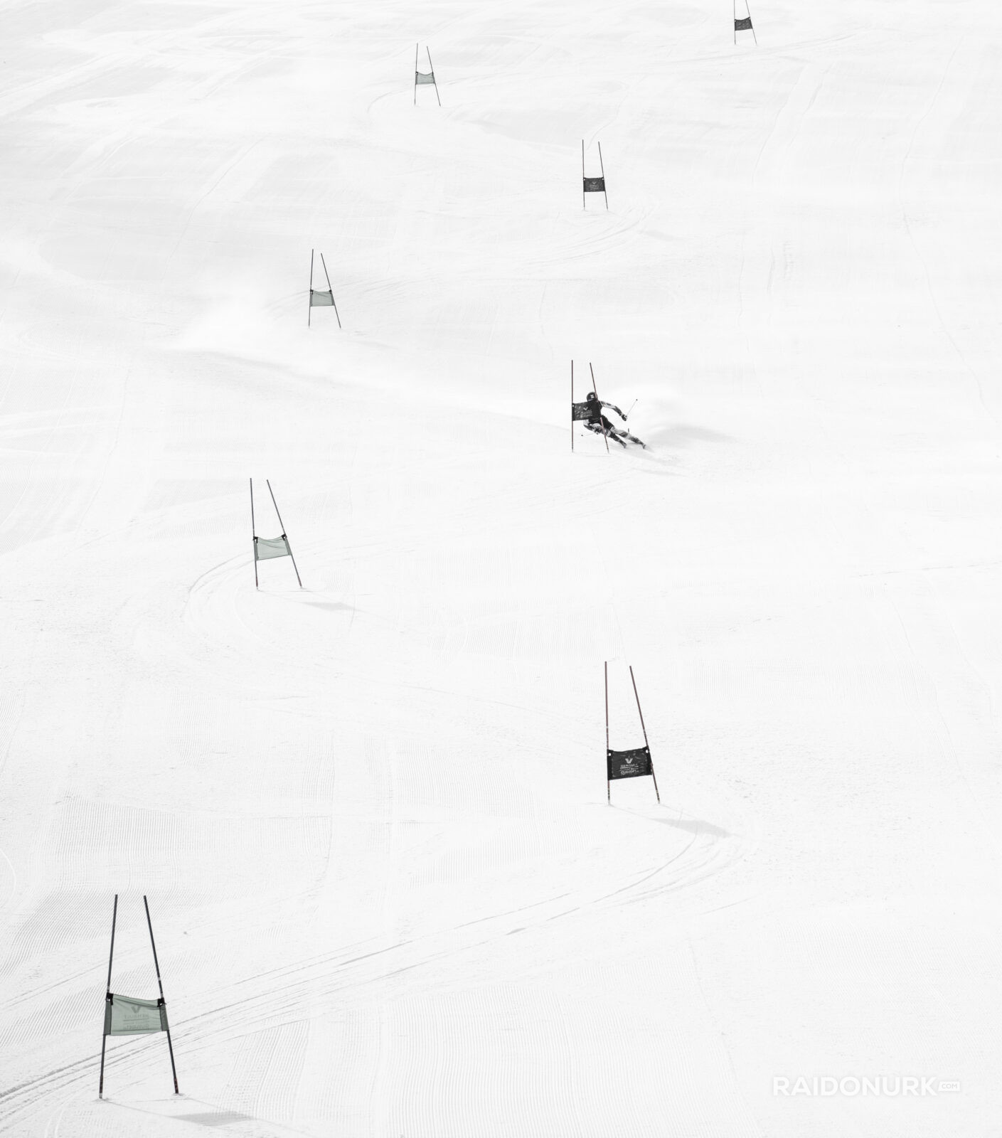 alpine skiing, skiing, slaalom, slalom, slalomskiing, chapel skiing, minimalism, spordifotograaf, spordifotograafia, downhill skiing
