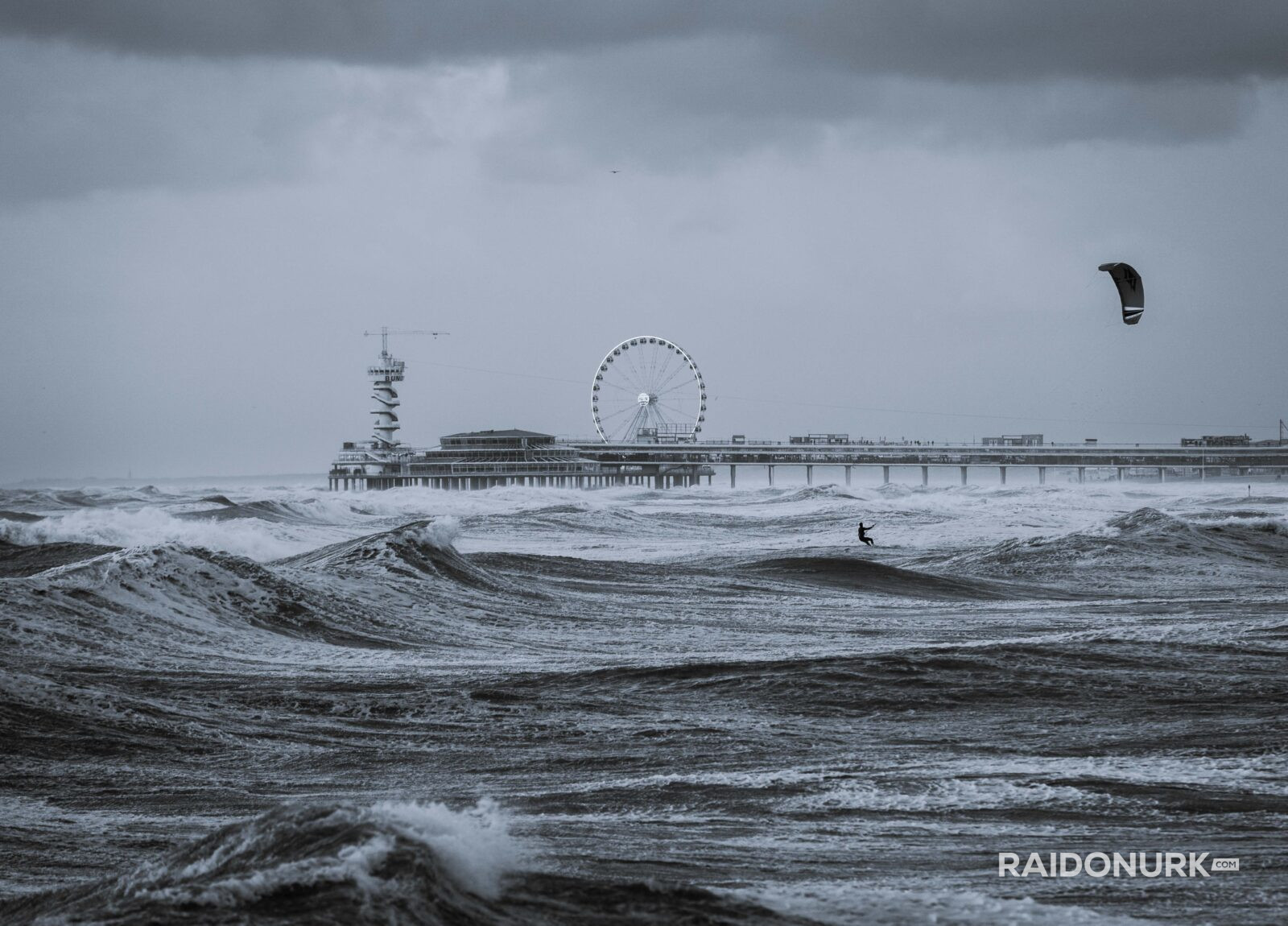 kitesurfing, kitesurfing netherlands, kitesurf, giant waves, scheveningen pier, scheveningen surf, scheveningen kitesurf, kitesurfing netherlands, Hague Scheveniungen Kitesurf, kitesurfen, spordifotograafia