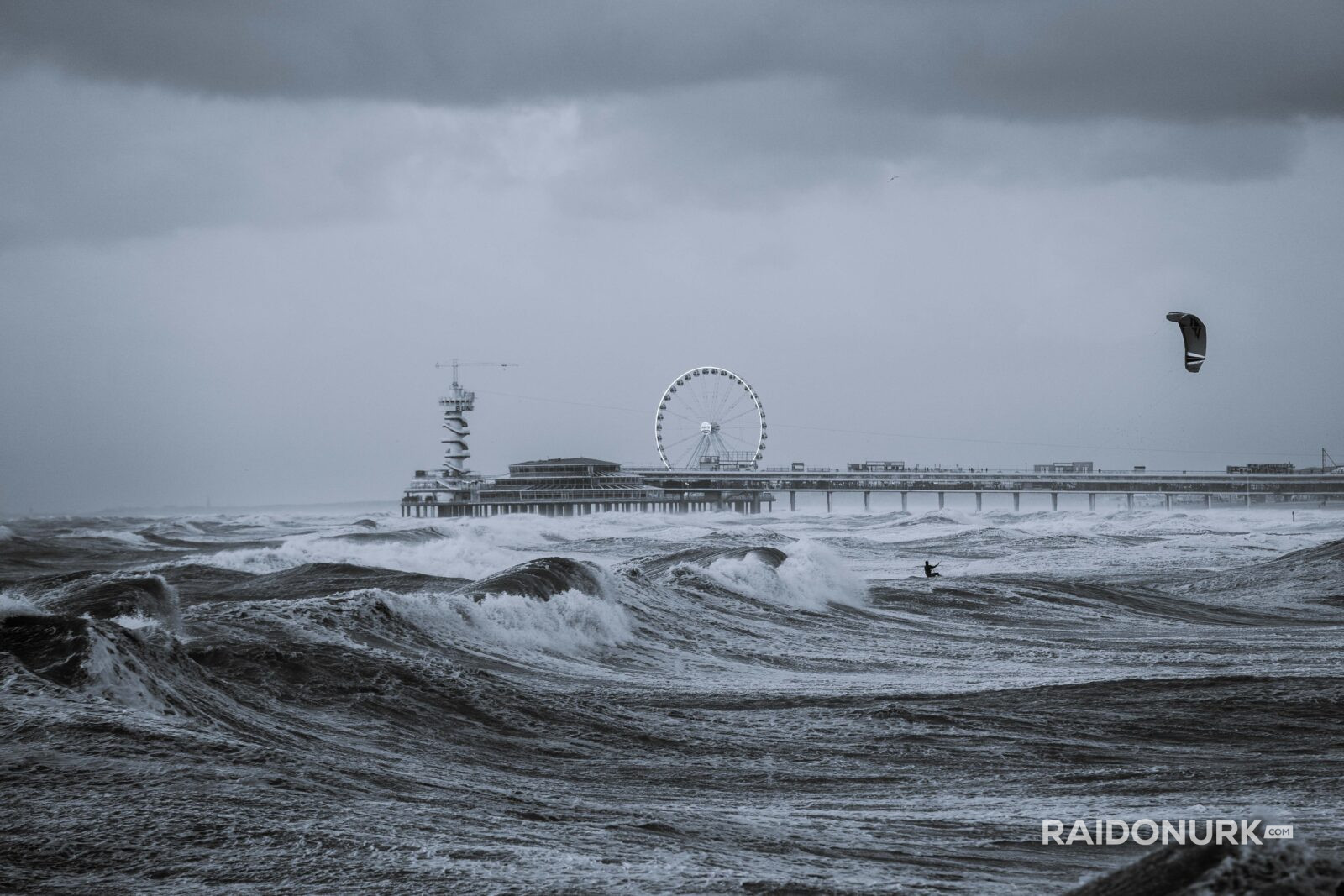 kitesurfing, kitesurfing netherlands, kitesurf, giant waves, scheveningen pier, scheveningen surf, scheveningen kitesurf, kitesurfing netherlands, Hague Scheveniungen Kitesurf, kitesurfen, spordifotograafia