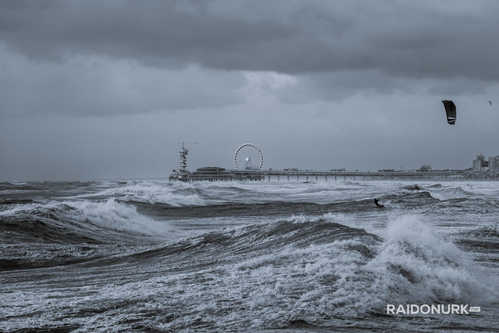 kitesurfing, kitesurfing netherlands, kitesurf, giant waves, scheveningen pier, scheveningen surf, scheveningen kitesurf, kitesurfing netherlands, Hague Scheveniungen Kitesurf, kitesurfen, spordifotograafia