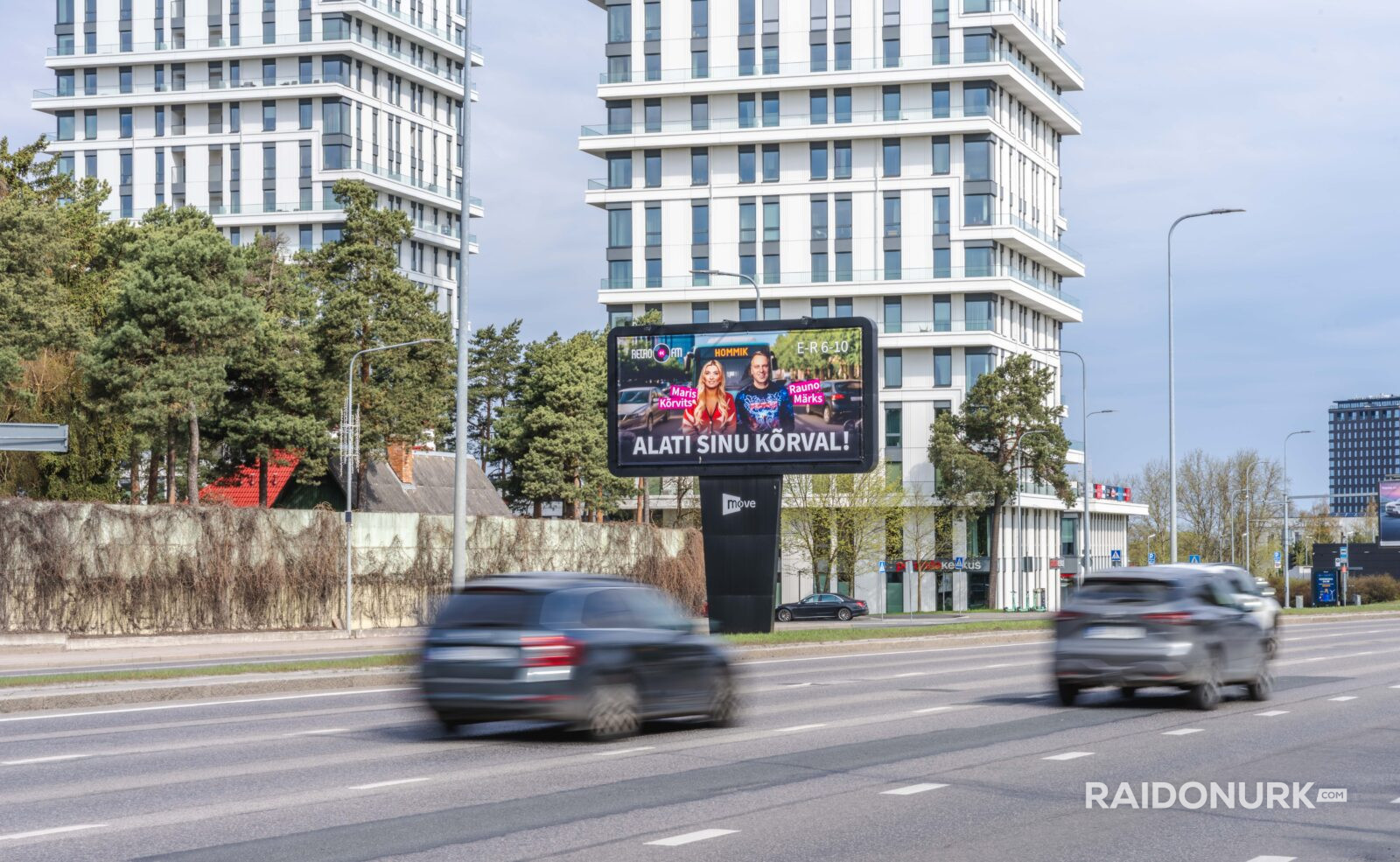 Välimeedia reklaamikampaaniad Tallinna tänavatel, suured digitaalekraanid ja plakatid linnaliikluse taustal.
