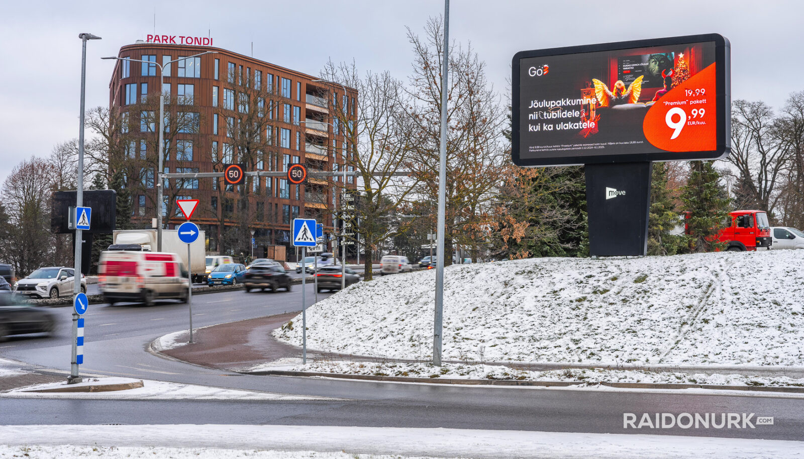 Välimeedia reklaamikampaaniad Tallinna tänavatel, suured digitaalekraanid ja plakatid linnaliikluse taustal.