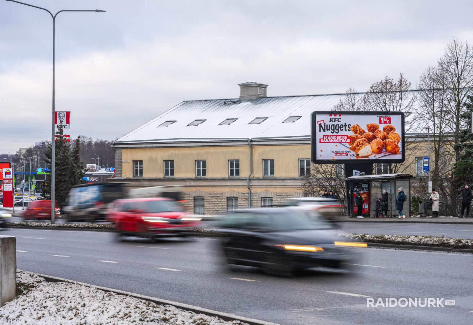 Välimeedia reklaamikampaaniad Tallinna tänavatel, suured digitaalekraanid ja plakatid linnaliikluse taustal.