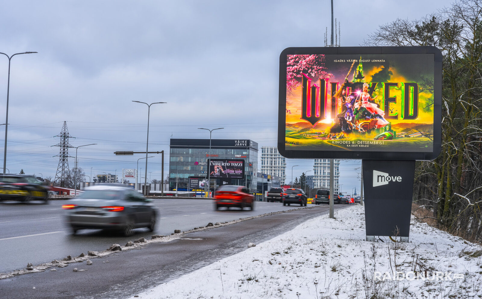 Välimeedia reklaamikampaaniad Tallinna tänavatel, suured digitaalekraanid ja plakatid linnaliikluse taustal.
