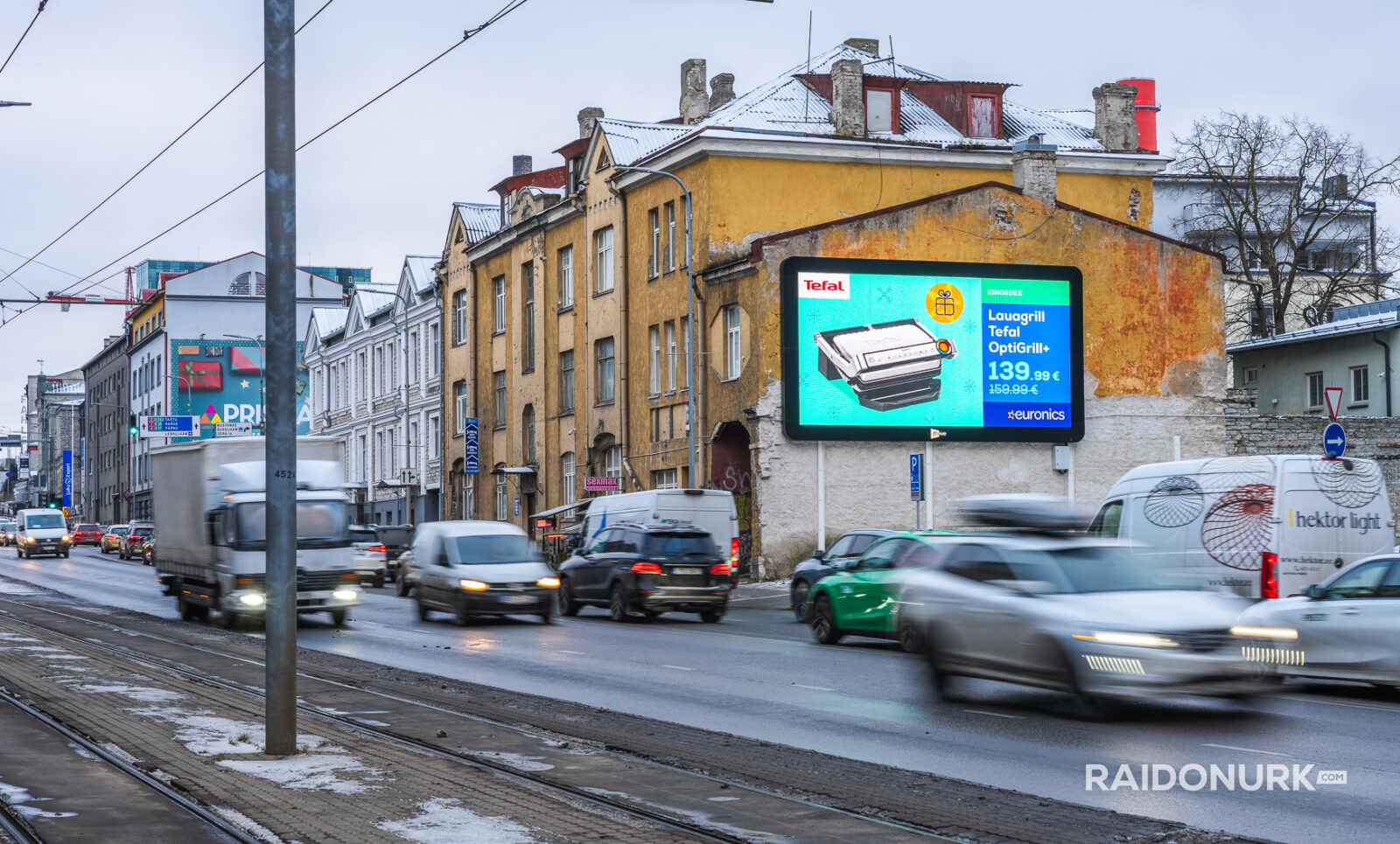 Välimeedia reklaamikampaaniad Tallinna tänavatel, suured digitaalekraanid ja plakatid linnaliikluse taustal.