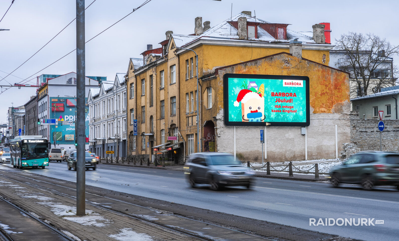 Välimeedia reklaamikampaaniad Tallinna tänavatel, suured digitaalekraanid ja plakatid linnaliikluse taustal.