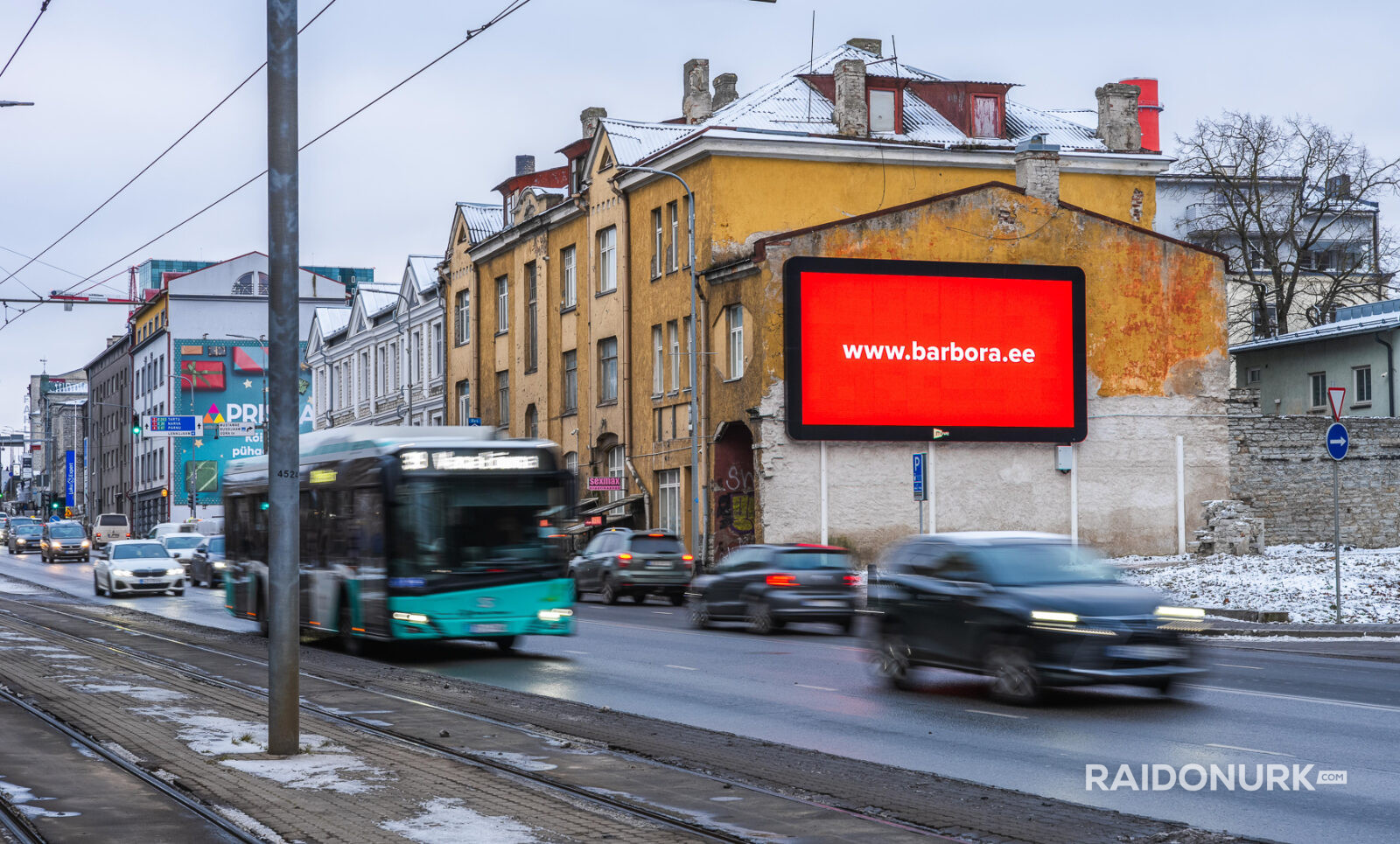 Välimeedia reklaamikampaaniad Tallinna tänavatel, suured digitaalekraanid ja plakatid linnaliikluse taustal.