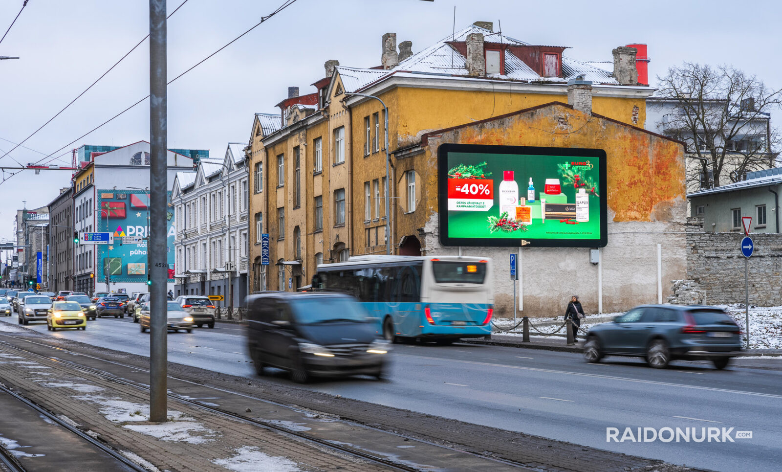 Välimeedia reklaamikampaaniad Tallinna tänavatel, suured digitaalekraanid ja plakatid linnaliikluse taustal.
