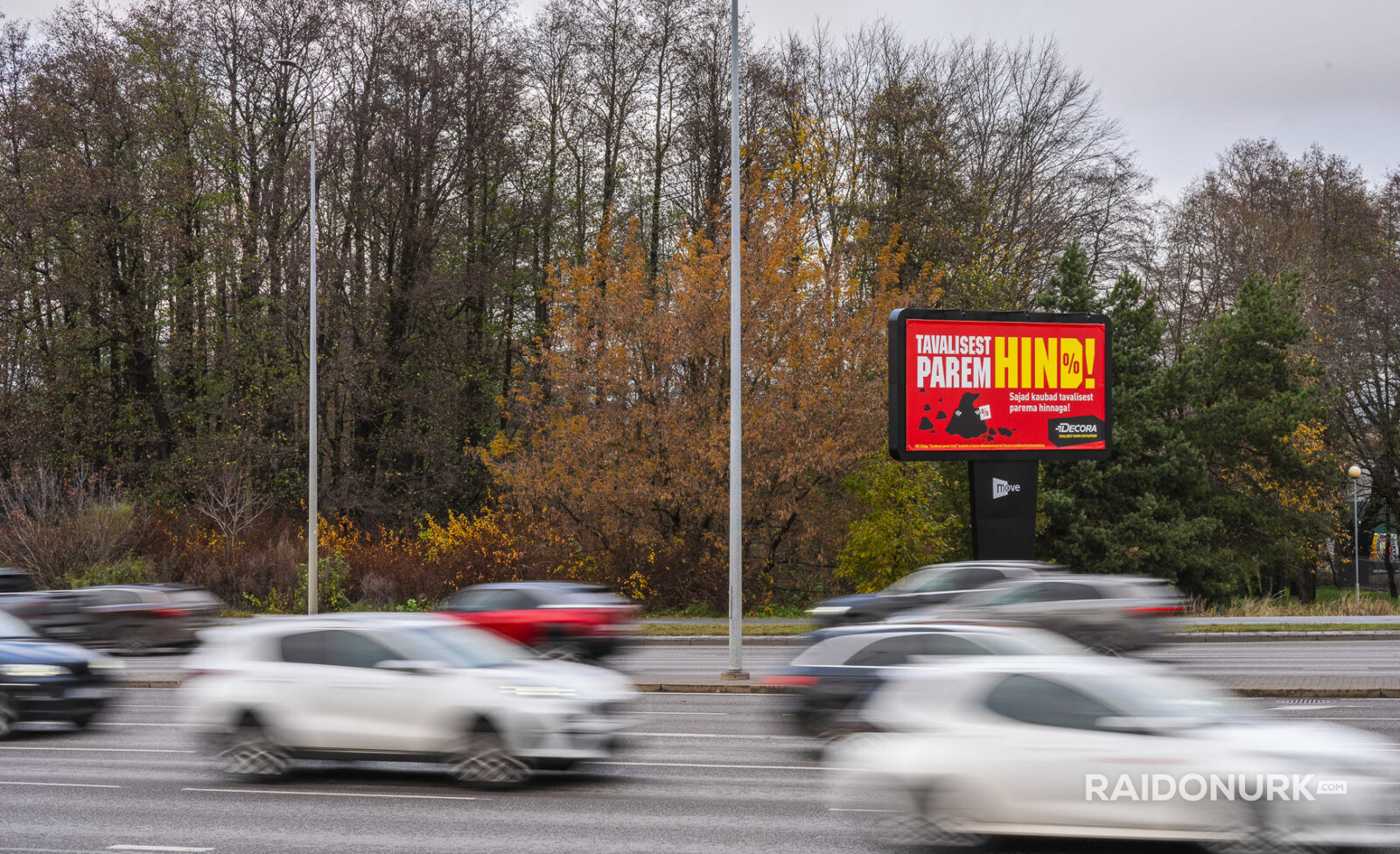 Välimeedia reklaamikampaaniad Tallinna tänavatel, suured digitaalekraanid ja plakatid linnaliikluse taustal.