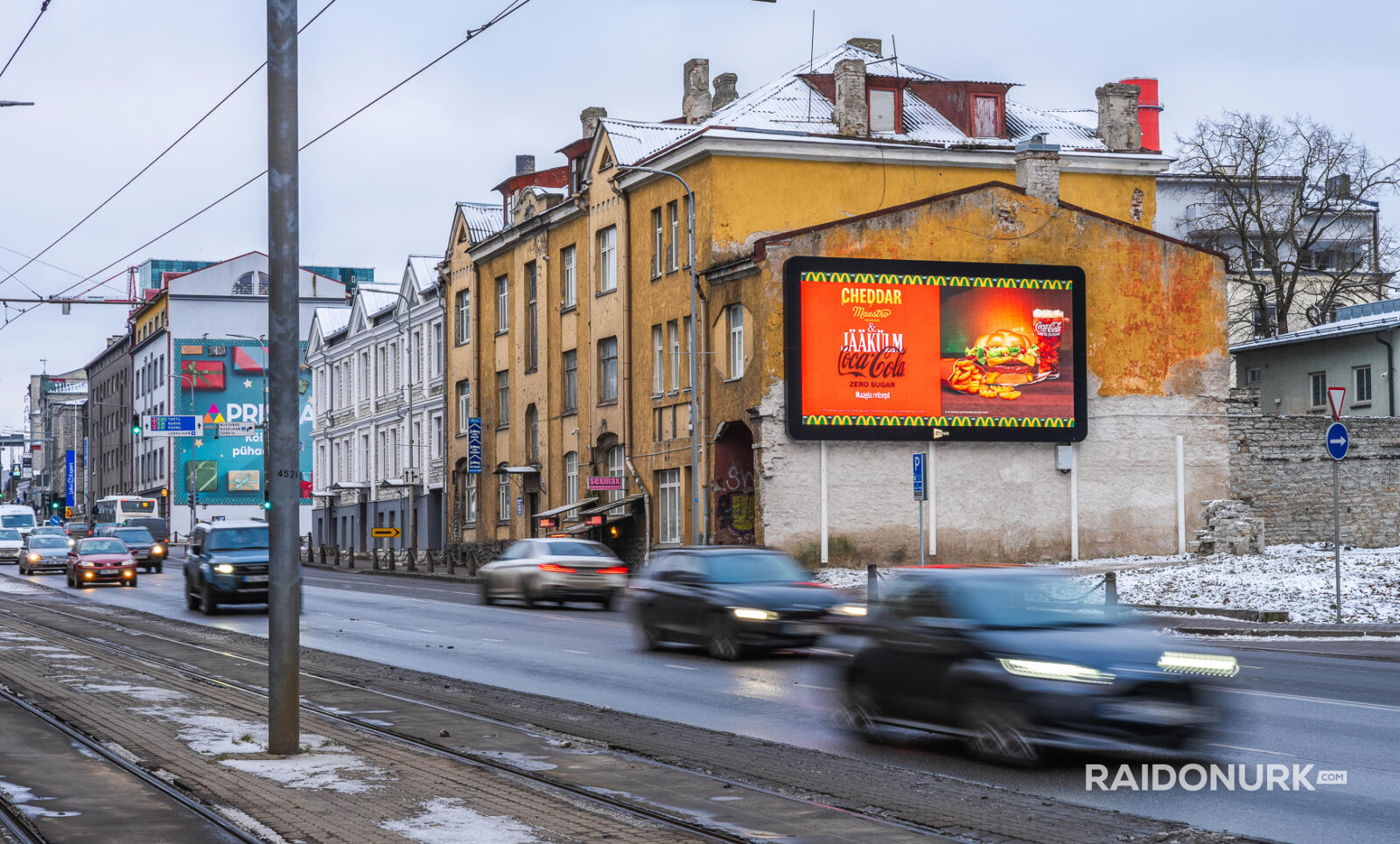 Välimeedia reklaamikampaaniad Tallinna tänavatel, suured digitaalekraanid ja plakatid linnaliikluse taustal.