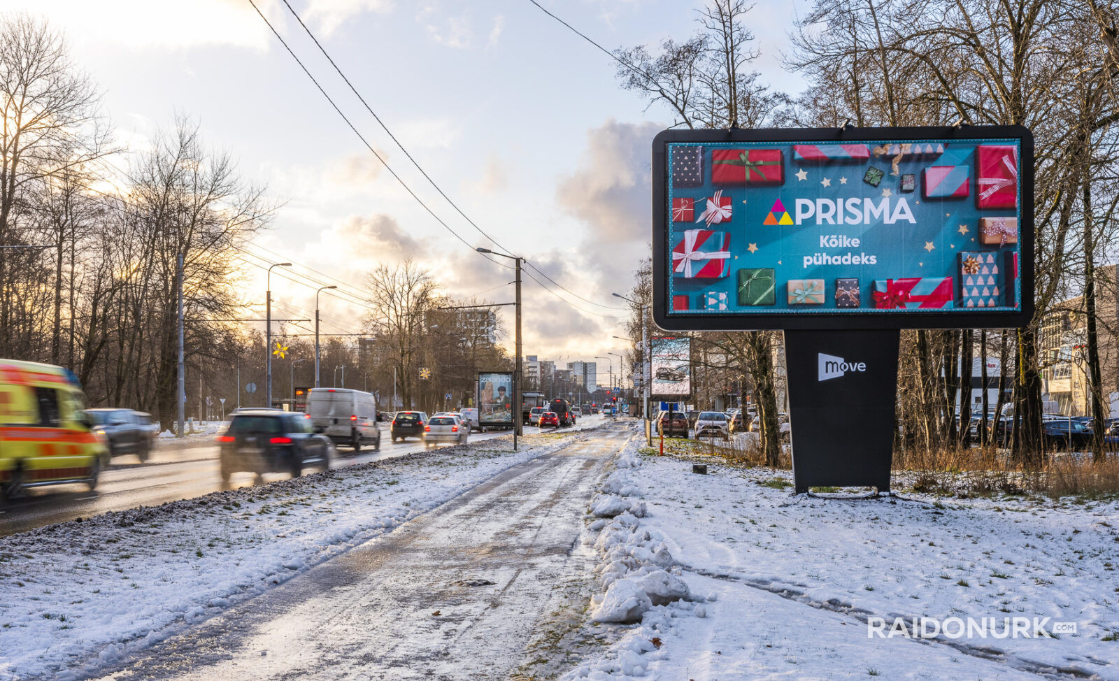 Välimeedia reklaamikampaaniad Tallinna tänavatel, suured digitaalekraanid ja plakatid linnaliikluse taustal.