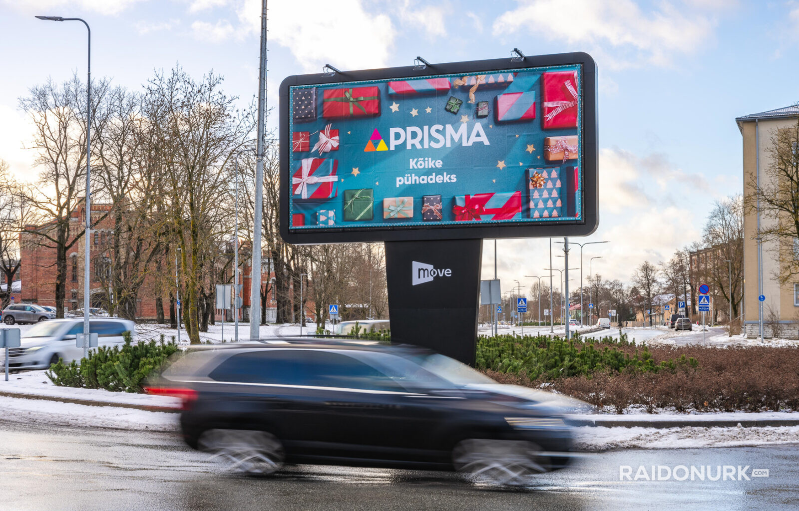 Välimeedia reklaamikampaaniad Tallinna tänavatel, suured digitaalekraanid ja plakatid linnaliikluse taustal.