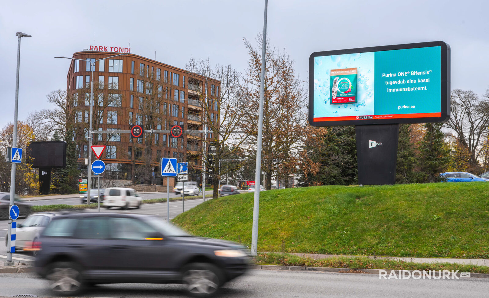 Välimeedia reklaamikampaaniad Tallinna tänavatel, suured digitaalekraanid ja plakatid linnaliikluse taustal.