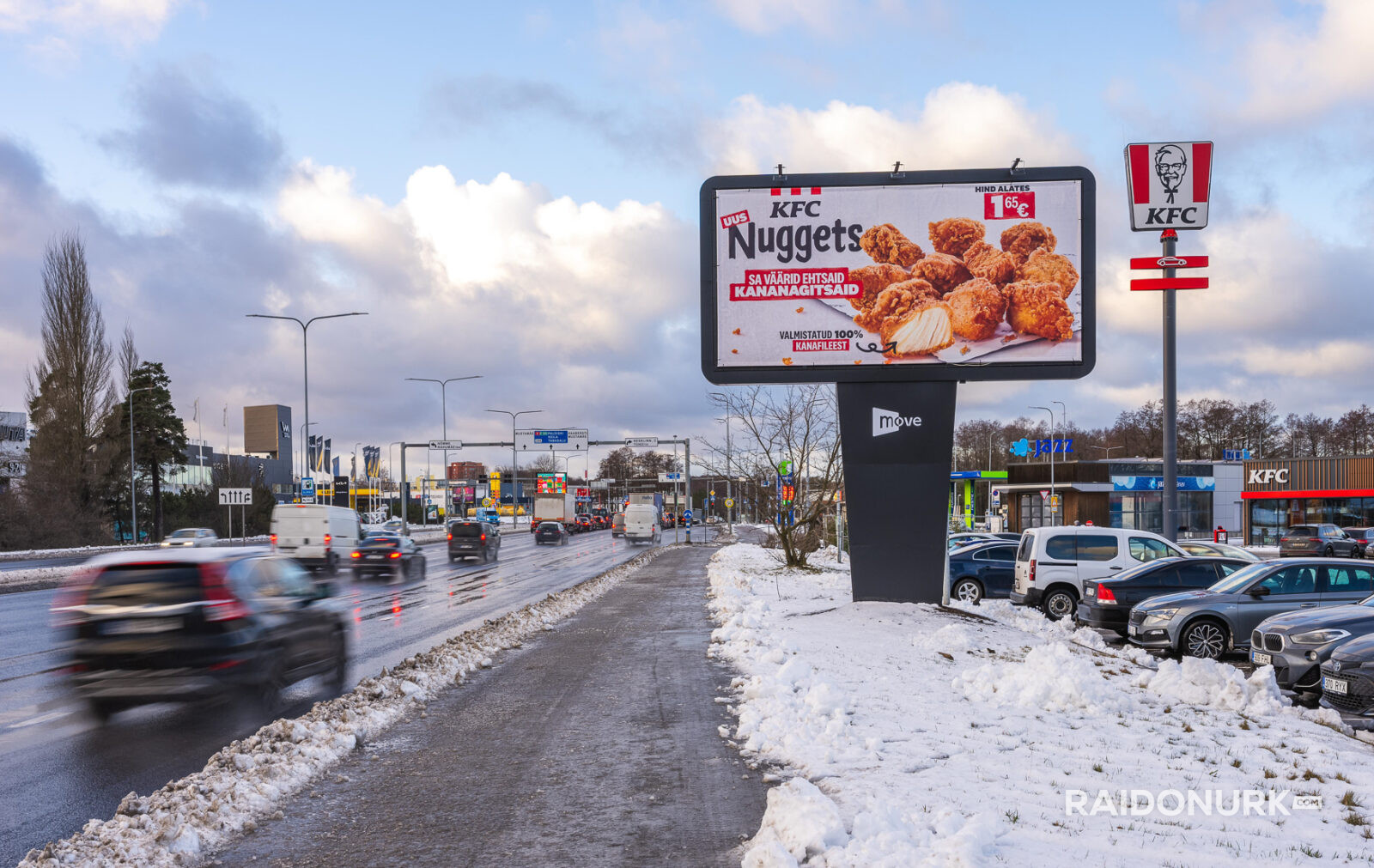 Välimeedia reklaamikampaaniad Tallinna tänavatel, suured digitaalekraanid ja plakatid linnaliikluse taustal.