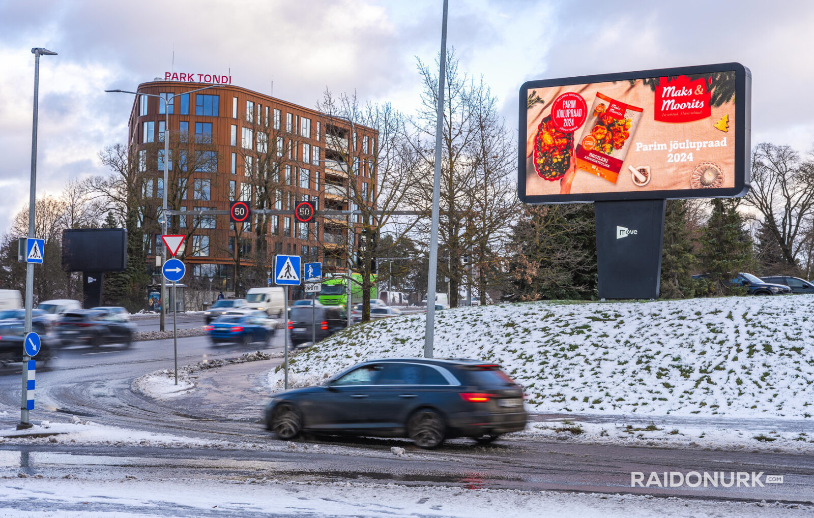 Välimeedia reklaamikampaaniad Tallinna tänavatel, suured digitaalekraanid ja plakatid linnaliikluse taustal.