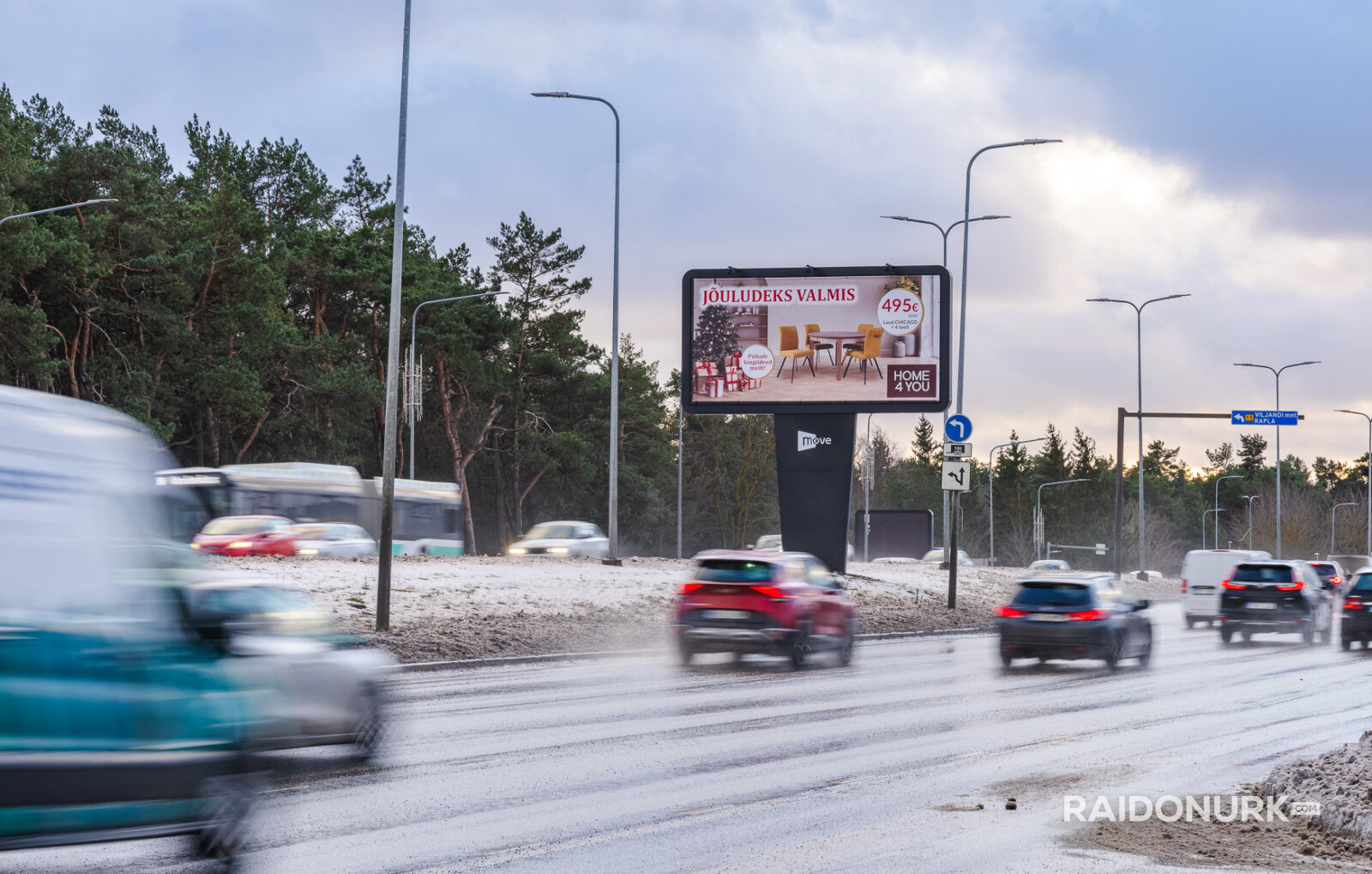 Välimeedia reklaamikampaaniad Tallinna tänavatel, suured digitaalekraanid ja plakatid linnaliikluse taustal.