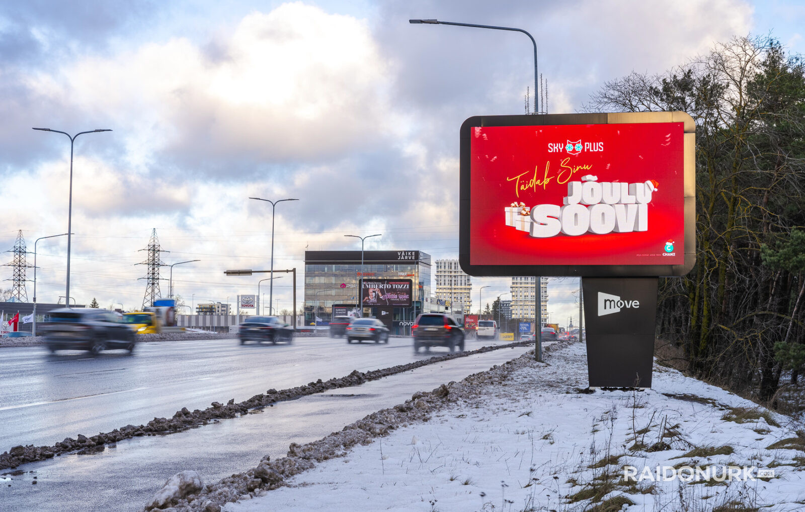 Välimeedia reklaamikampaaniad Tallinna tänavatel, suured digitaalekraanid ja plakatid linnaliikluse taustal.