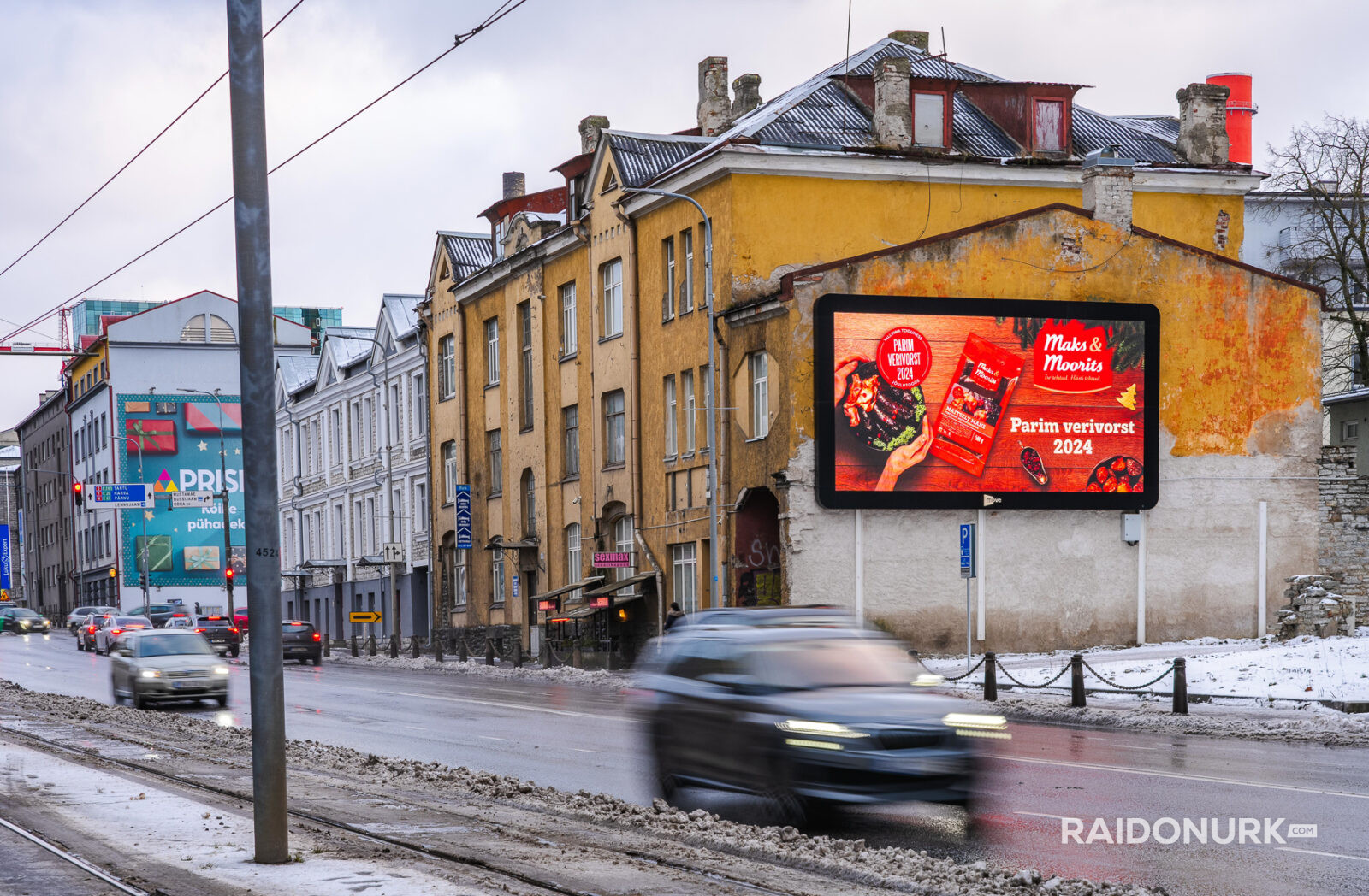 Välimeedia reklaamikampaaniad Tallinna tänavatel, suured digitaalekraanid ja plakatid linnaliikluse taustal.