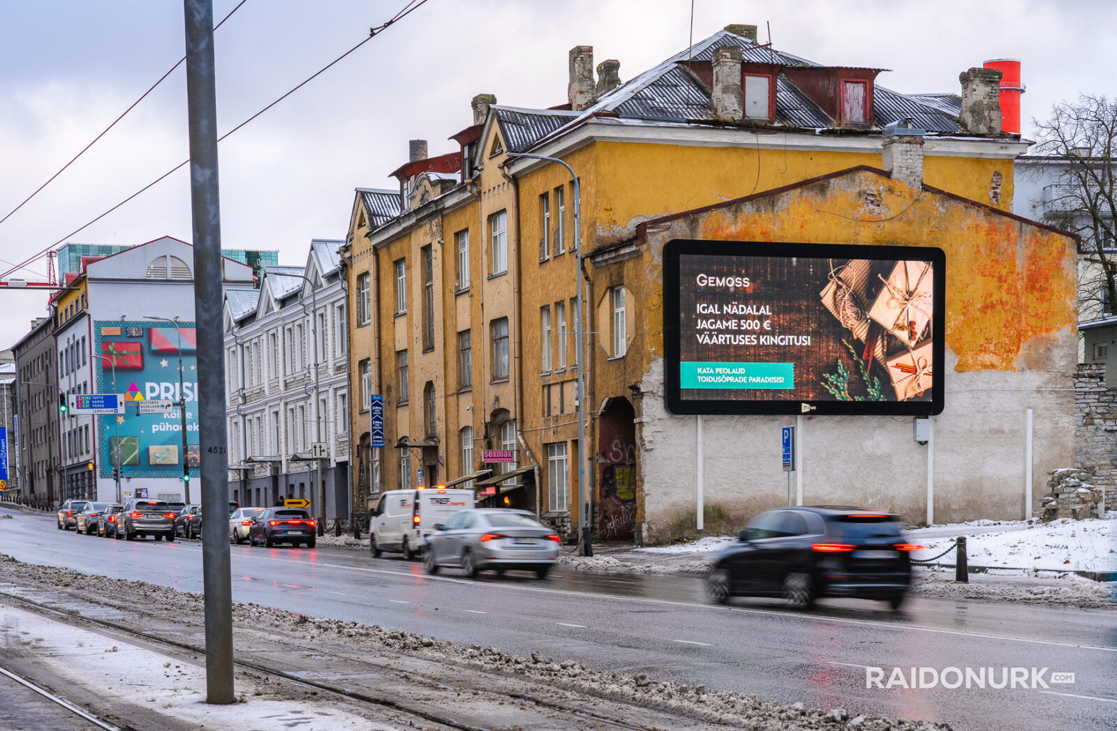 Välimeedia reklaamikampaaniad Tallinna tänavatel, suured digitaalekraanid ja plakatid linnaliikluse taustal.