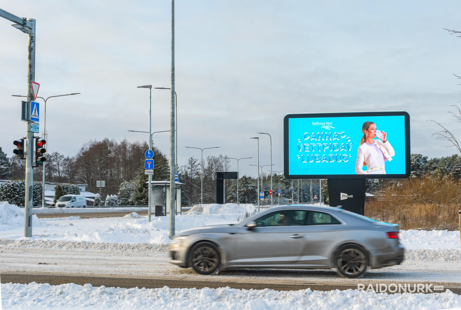 Välimeedia reklaamikampaaniad Tallinna tänavatel, suured digitaalekraanid ja plakatid linnaliikluse taustal.