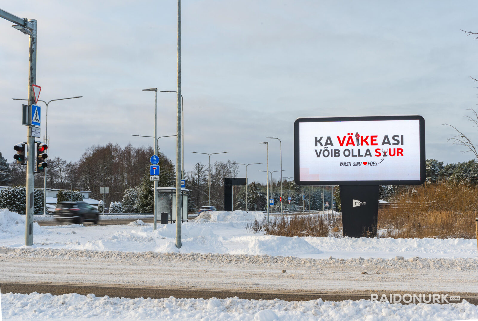 Välimeedia reklaamikampaaniad Tallinna tänavatel, suured digitaalekraanid ja plakatid linnaliikluse taustal.