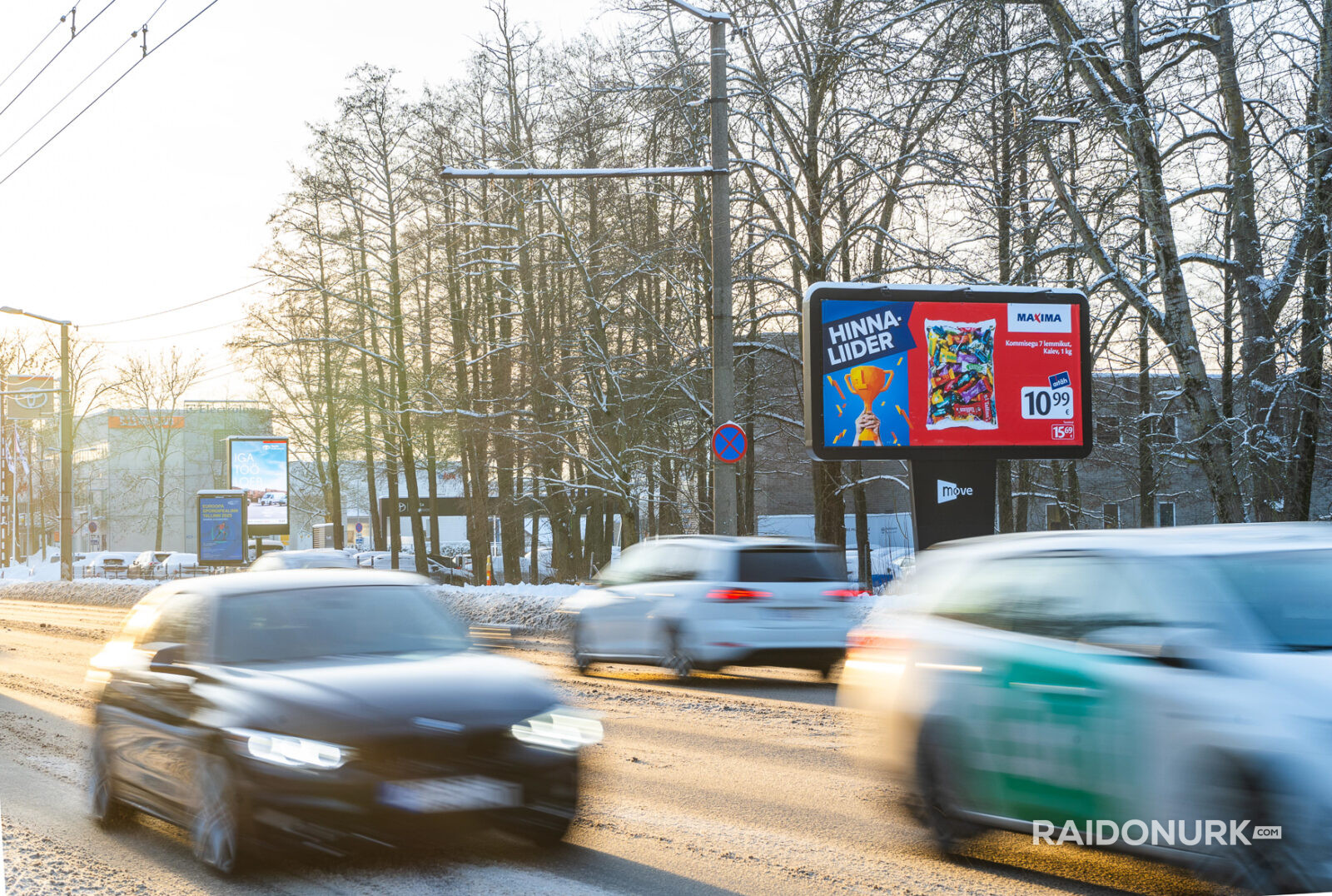 Välimeedia reklaamikampaaniad Tallinna tänavatel, suured digitaalekraanid ja plakatid linnaliikluse taustal.