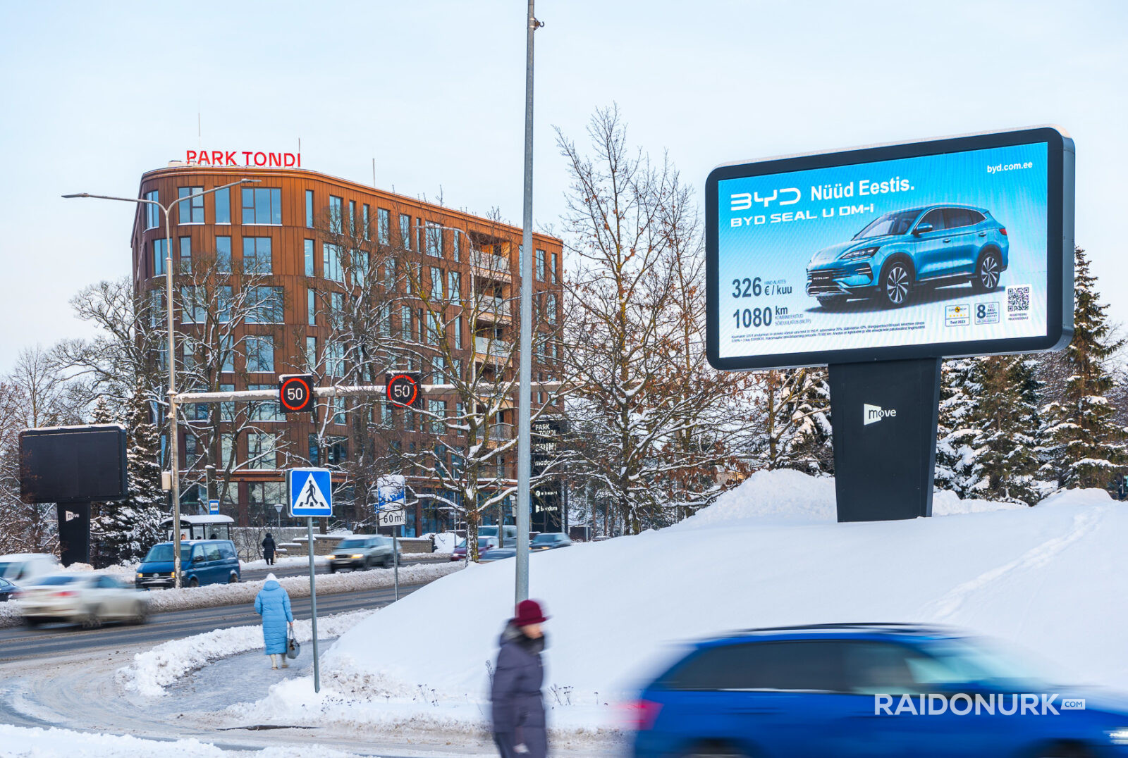 Välimeedia reklaamikampaaniad Tallinna tänavatel, suured digitaalekraanid ja plakatid linnaliikluse taustal.