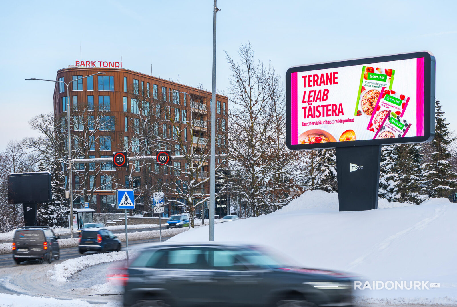 Välimeedia reklaamikampaaniad Tallinna tänavatel, suured digitaalekraanid ja plakatid linnaliikluse taustal.