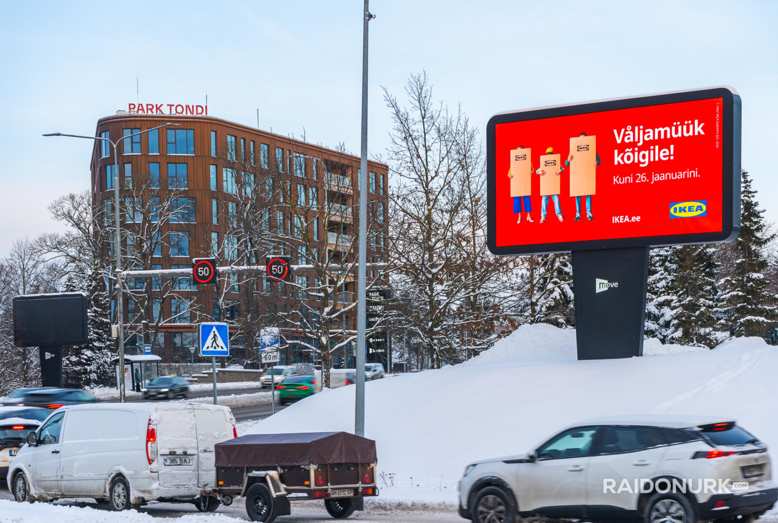 Välimeedia reklaamikampaaniad Tallinna tänavatel, suured digitaalekraanid ja plakatid linnaliikluse taustal.