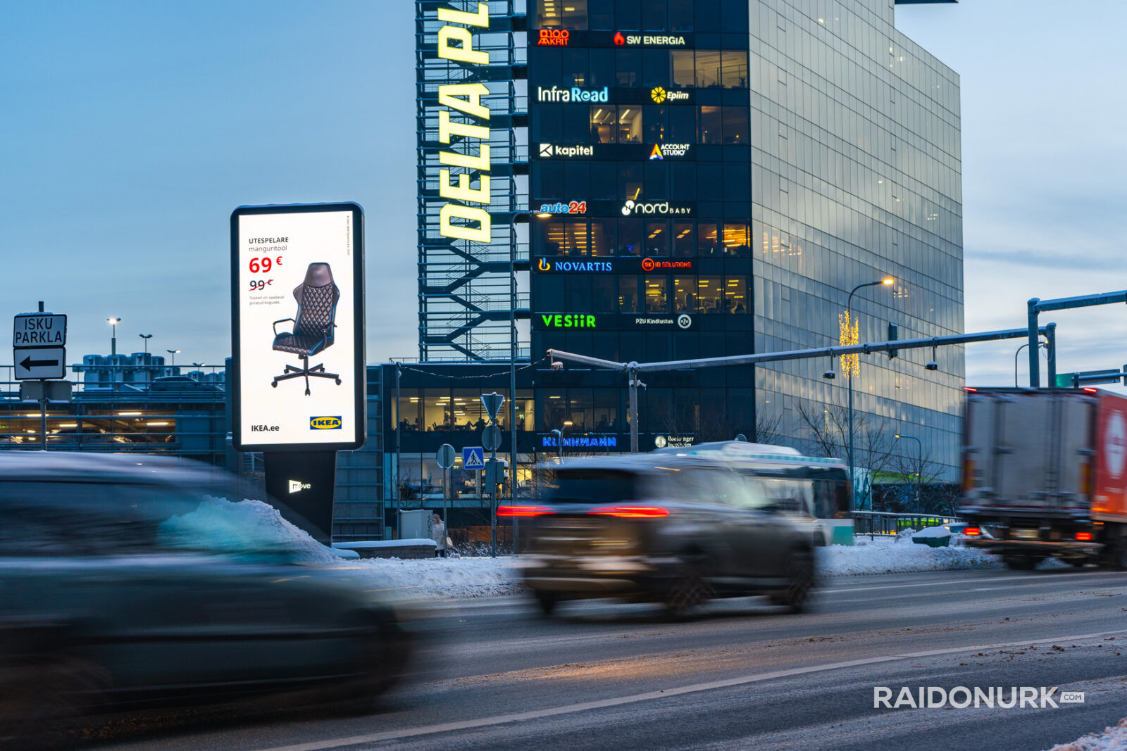 Välimeedia reklaamikampaaniad Tallinna tänavatel, suured digitaalekraanid ja plakatid linnaliikluse taustal.