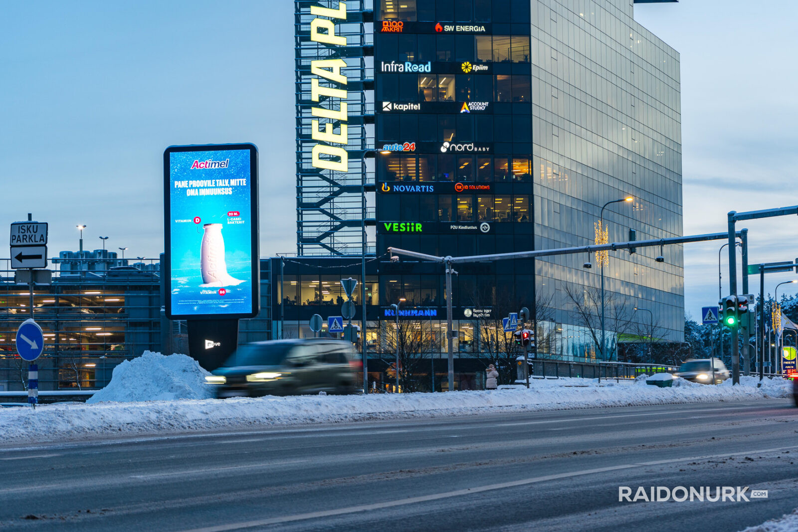 Välimeedia reklaamikampaaniad Tallinna tänavatel, suured digitaalekraanid ja plakatid linnaliikluse taustal.