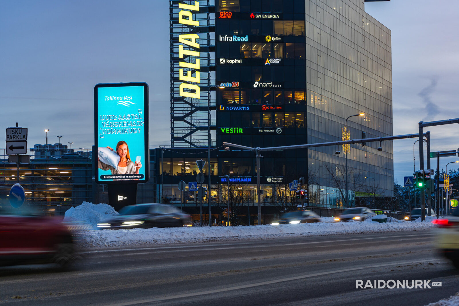 Välimeedia reklaamikampaaniad Tallinna tänavatel, suured digitaalekraanid ja plakatid linnaliikluse taustal.