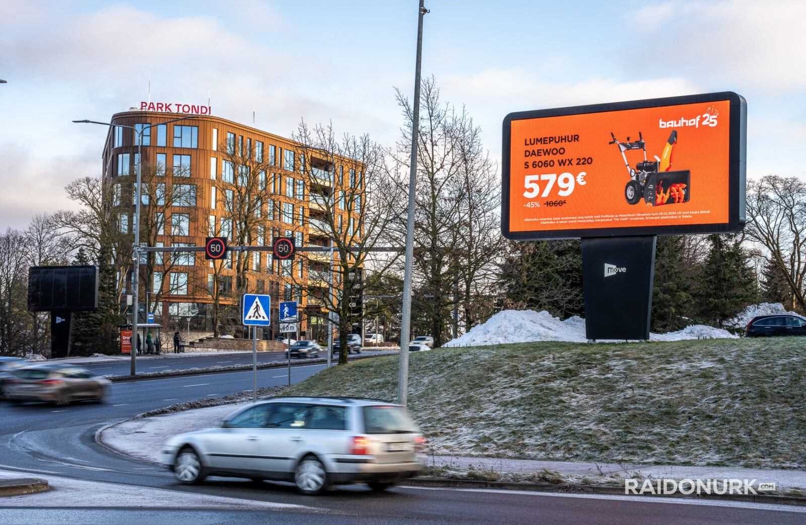 Välimeedia reklaamikampaaniad Tallinna tänavatel, suured digitaalekraanid ja plakatid linnaliikluse taustal.