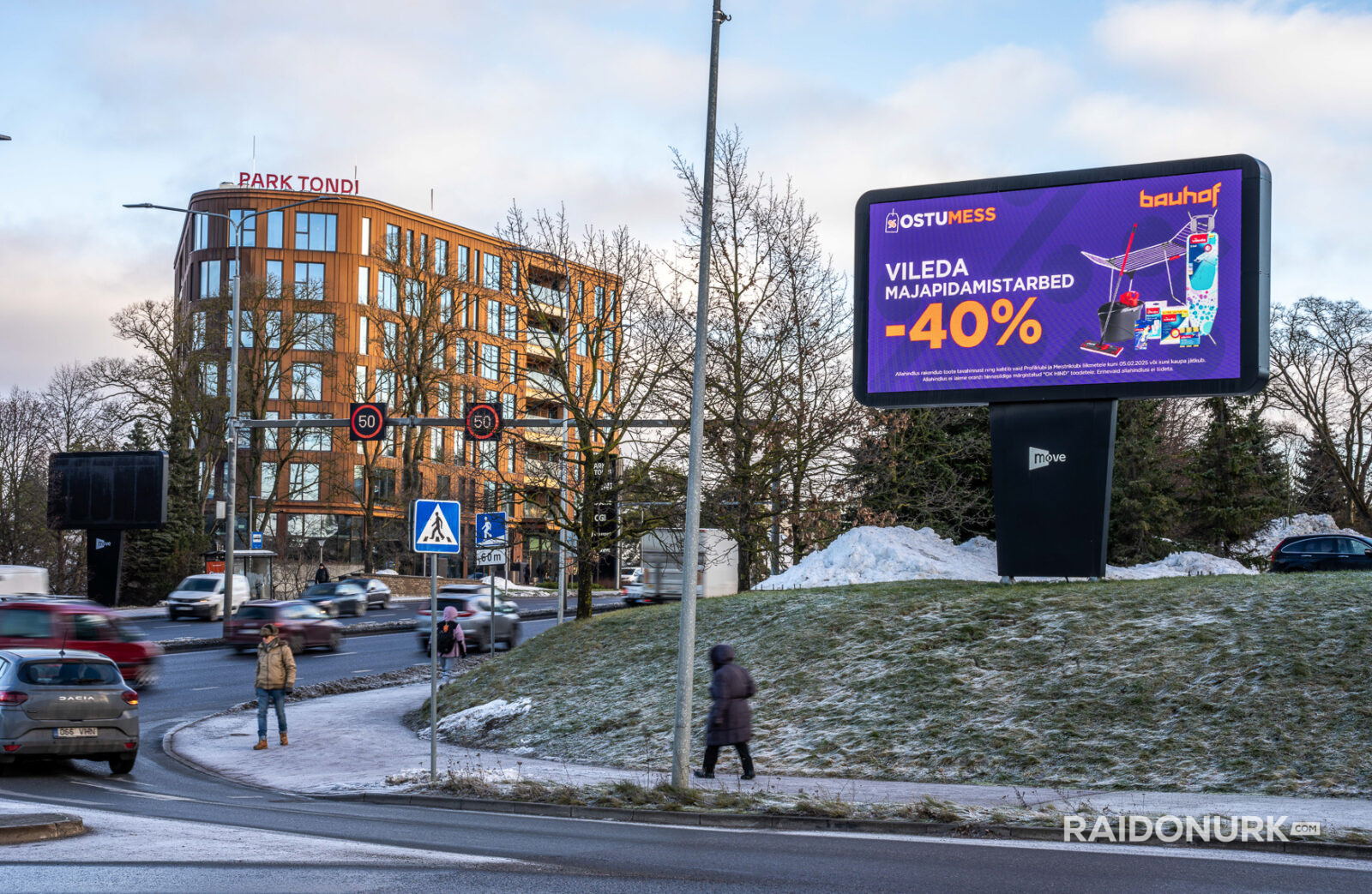 Välimeedia reklaamikampaaniad Tallinna tänavatel, suured digitaalekraanid ja plakatid linnaliikluse taustal.