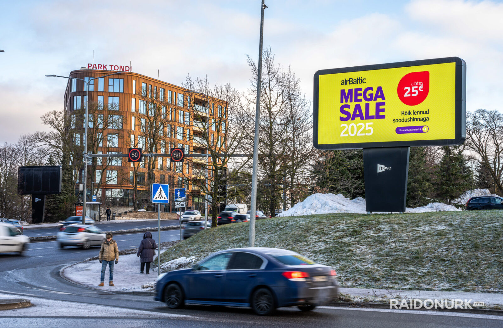 Välimeedia reklaamikampaaniad Tallinna tänavatel, suured digitaalekraanid ja plakatid linnaliikluse taustal.