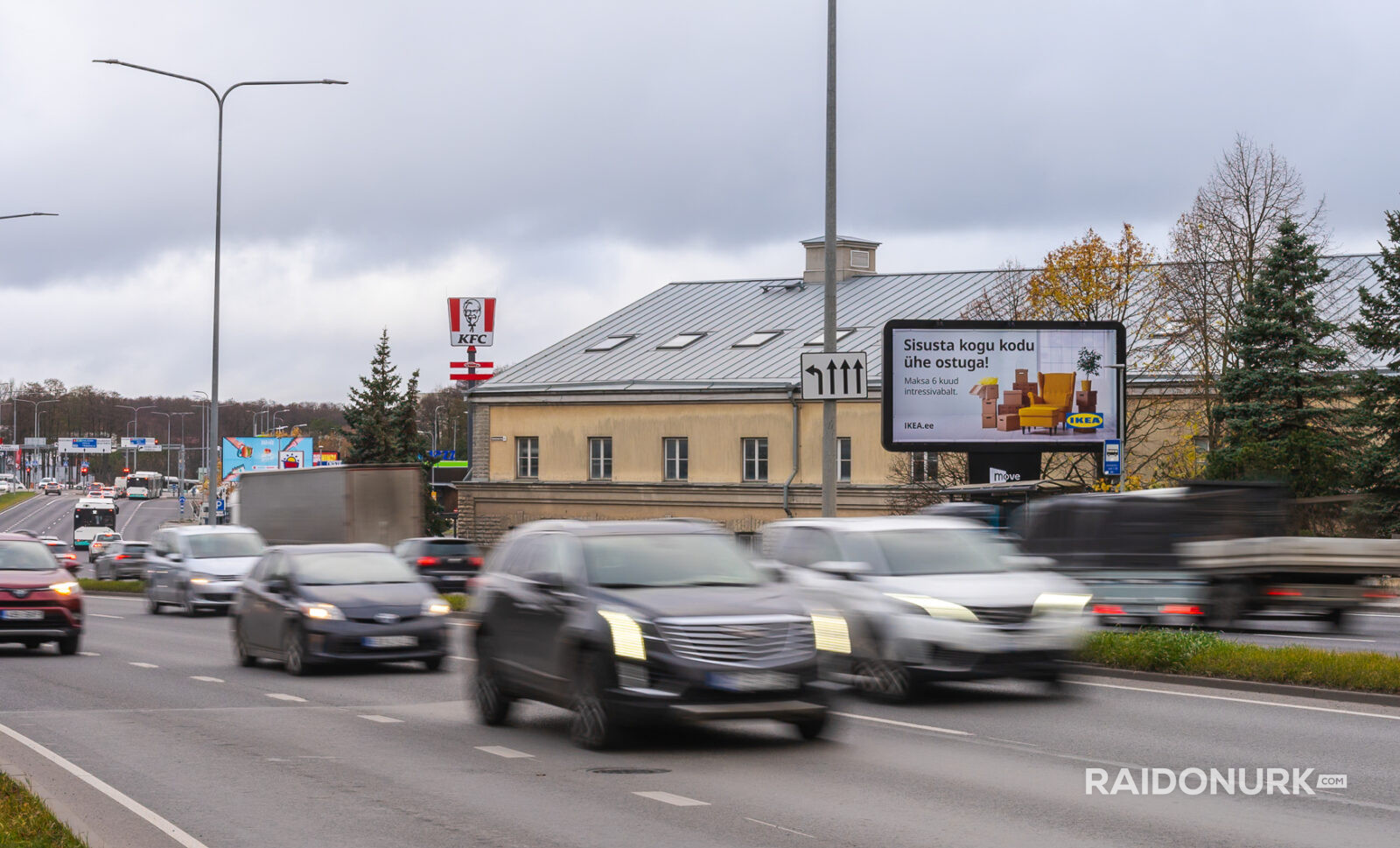 Välimeedia reklaamikampaaniad Tallinna tänavatel, suured digitaalekraanid ja plakatid linnaliikluse taustal.