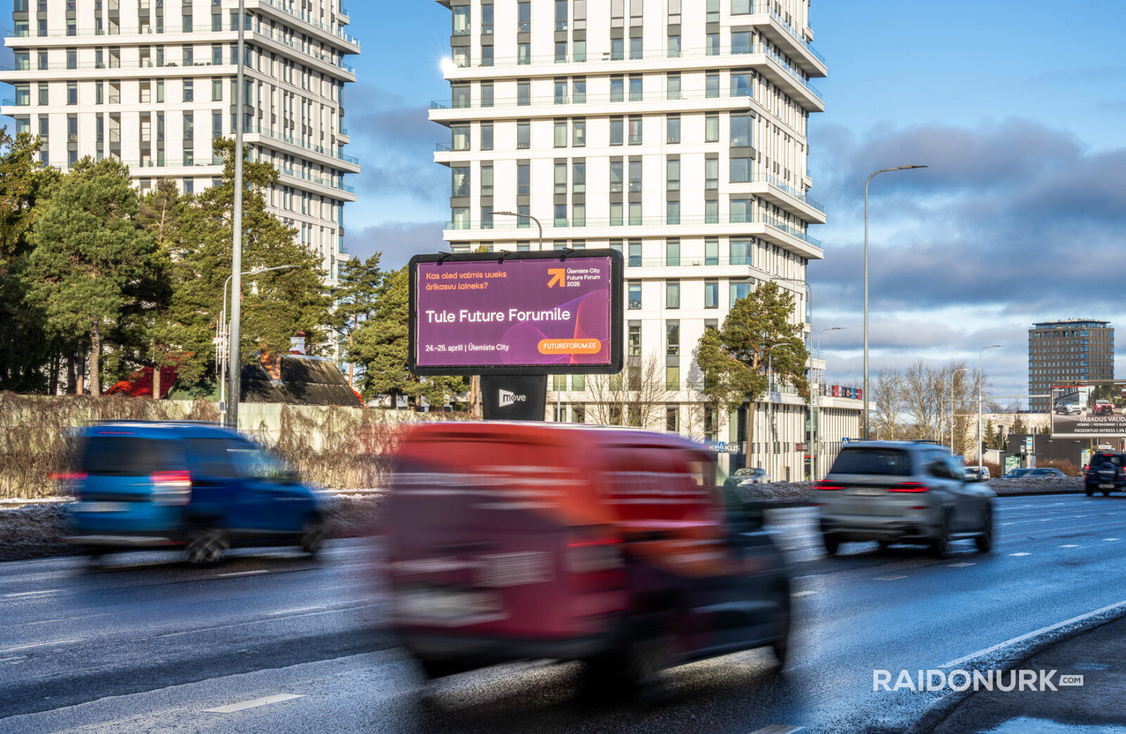 Välimeedia reklaamikampaaniad Tallinna tänavatel, suured digitaalekraanid ja plakatid linnaliikluse taustal.