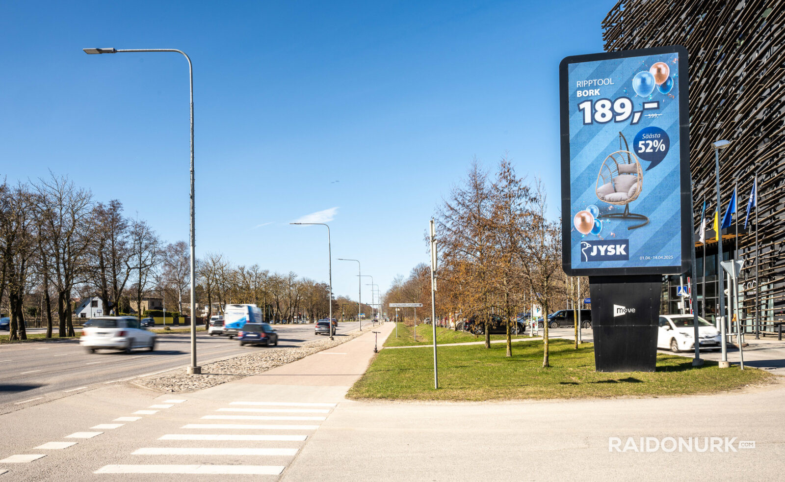 Välimeedia reklaamikampaaniad Tallinna tänavatel, suured digitaalekraanid ja plakatid linnaliikluse taustal.