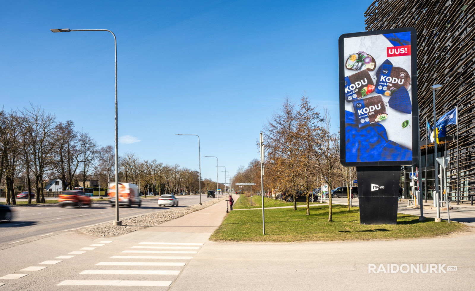 Välimeedia reklaamikampaaniad Tallinna tänavatel, suured digitaalekraanid ja plakatid linnaliikluse taustal.