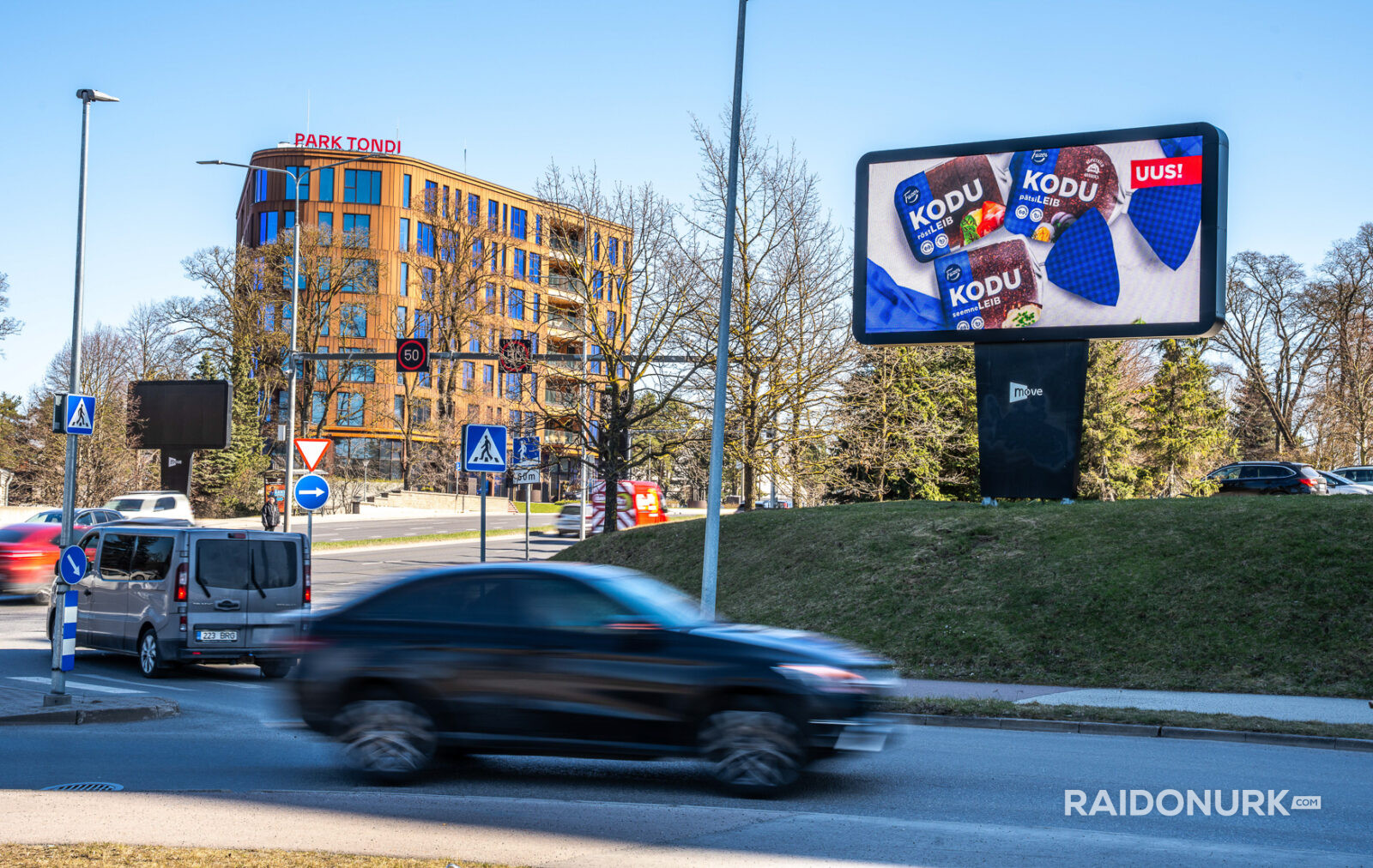 Välimeedia reklaamikampaaniad Tallinna tänavatel, suured digitaalekraanid ja plakatid linnaliikluse taustal.
