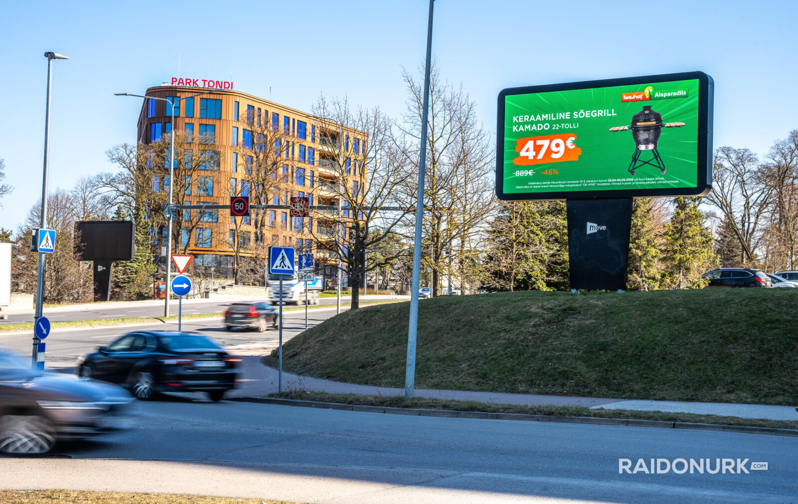 Välimeedia reklaamikampaaniad Tallinna tänavatel, suured digitaalekraanid ja plakatid linnaliikluse taustal.