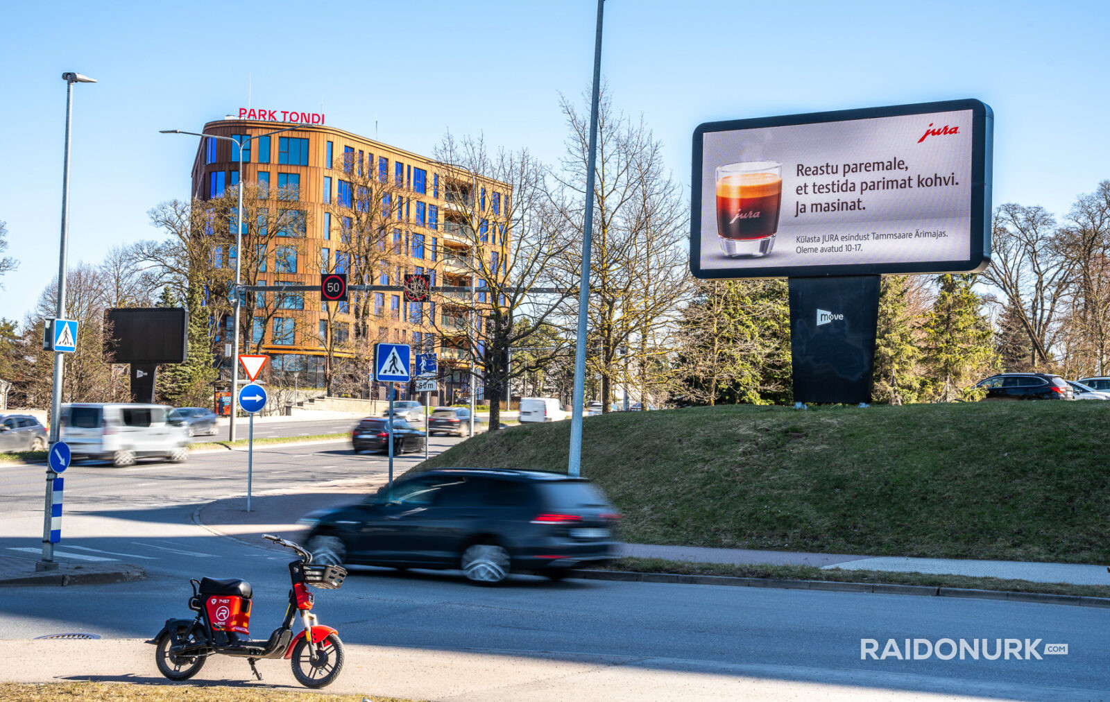 Välimeedia reklaamikampaaniad Tallinna tänavatel, suured digitaalekraanid ja plakatid linnaliikluse taustal.