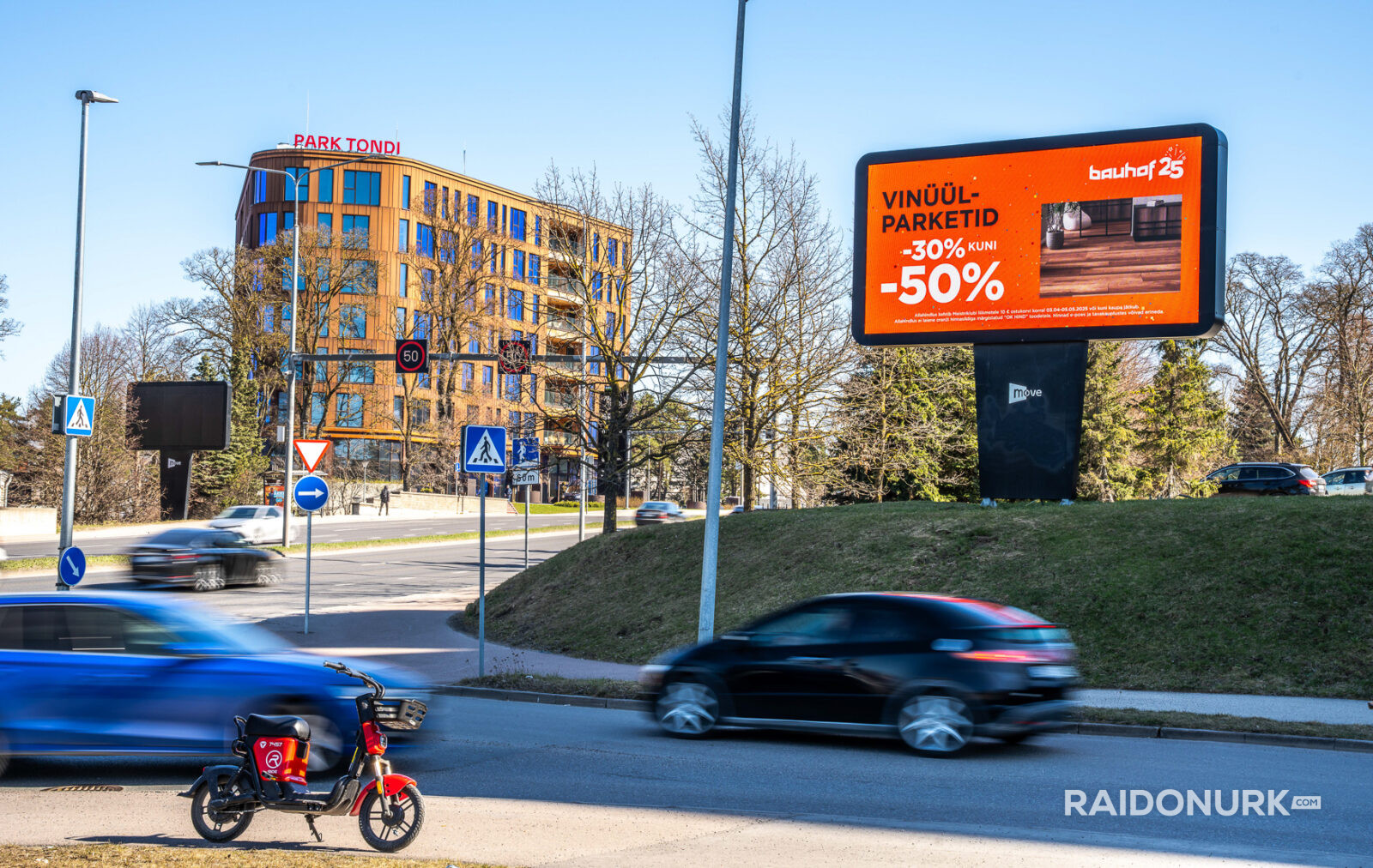 Välimeedia reklaamikampaaniad Tallinna tänavatel, suured digitaalekraanid ja plakatid linnaliikluse taustal.