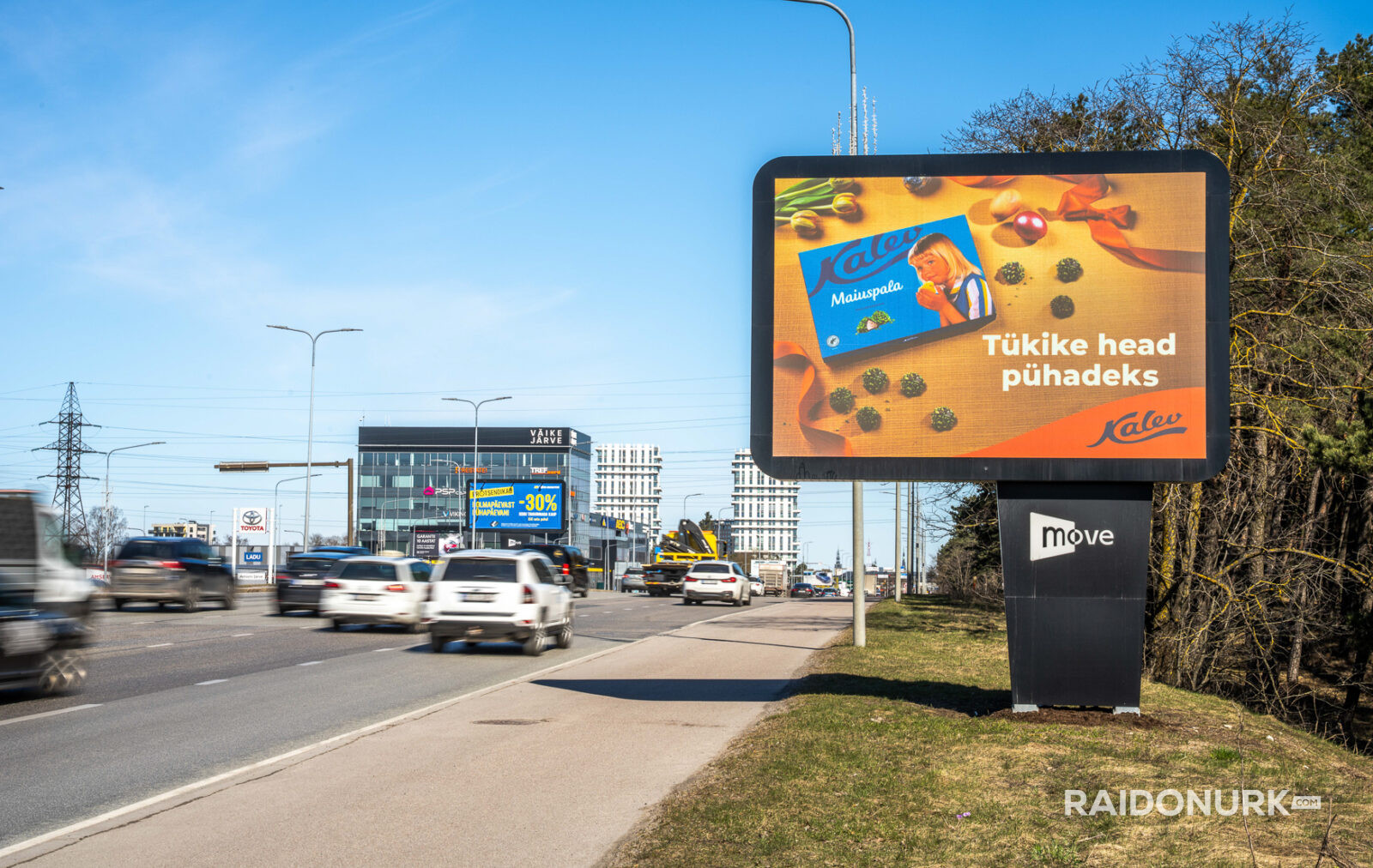 Välimeedia reklaamikampaaniad Tallinna tänavatel, suured digitaalekraanid ja plakatid linnaliikluse taustal.