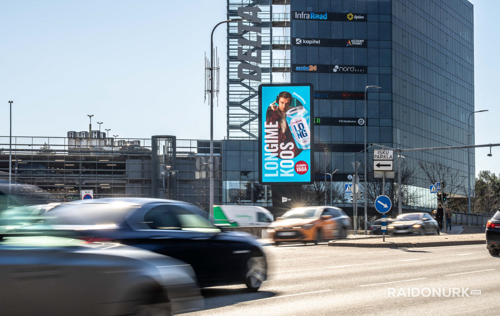 Välimeedia reklaamikampaaniad Tallinna tänavatel, suured digitaalekraanid ja plakatid linnaliikluse taustal.