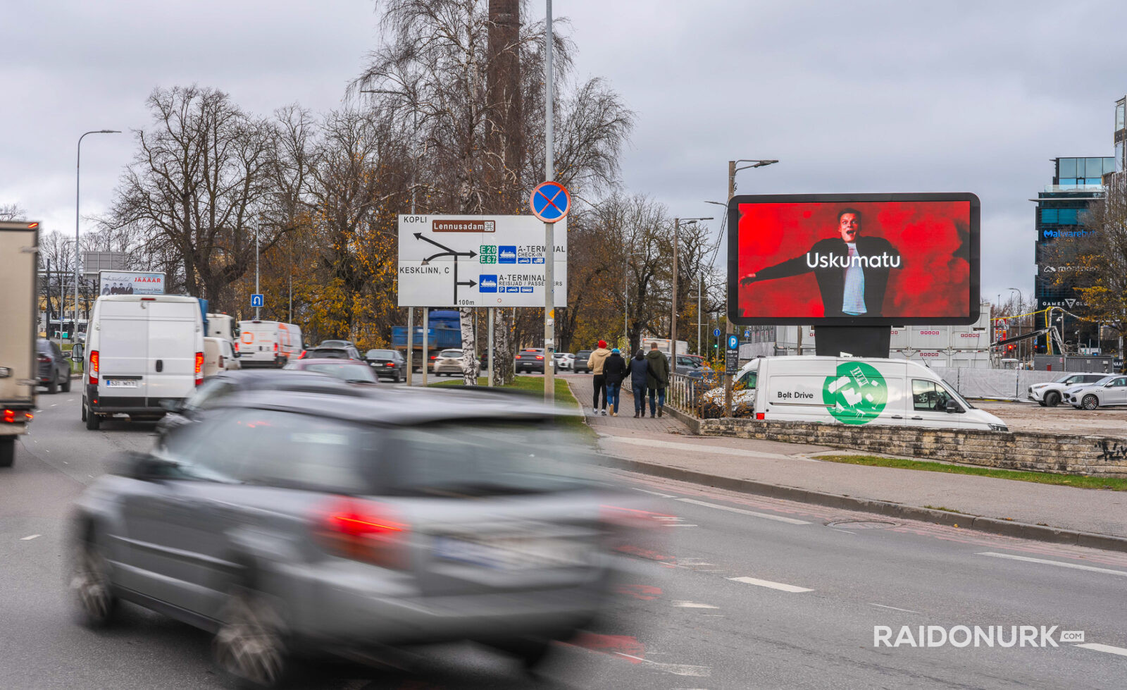 Välimeedia reklaamikampaaniad Tallinna tänavatel, suured digitaalekraanid ja plakatid linnaliikluse taustal.