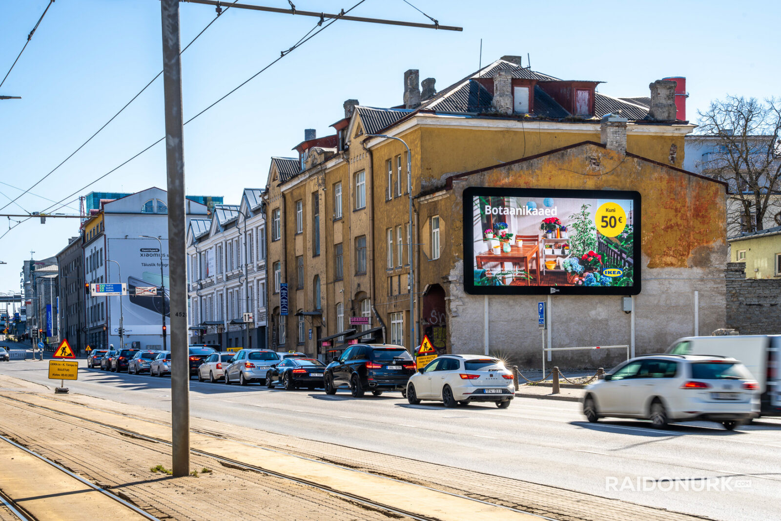 Välimeedia reklaamikampaaniad Tallinna tänavatel, suured digitaalekraanid ja plakatid linnaliikluse taustal.