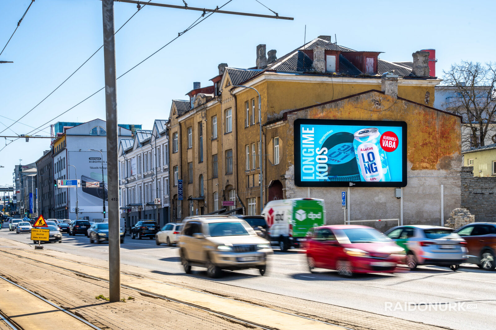Välimeedia reklaamikampaaniad Tallinna tänavatel, suured digitaalekraanid ja plakatid linnaliikluse taustal.