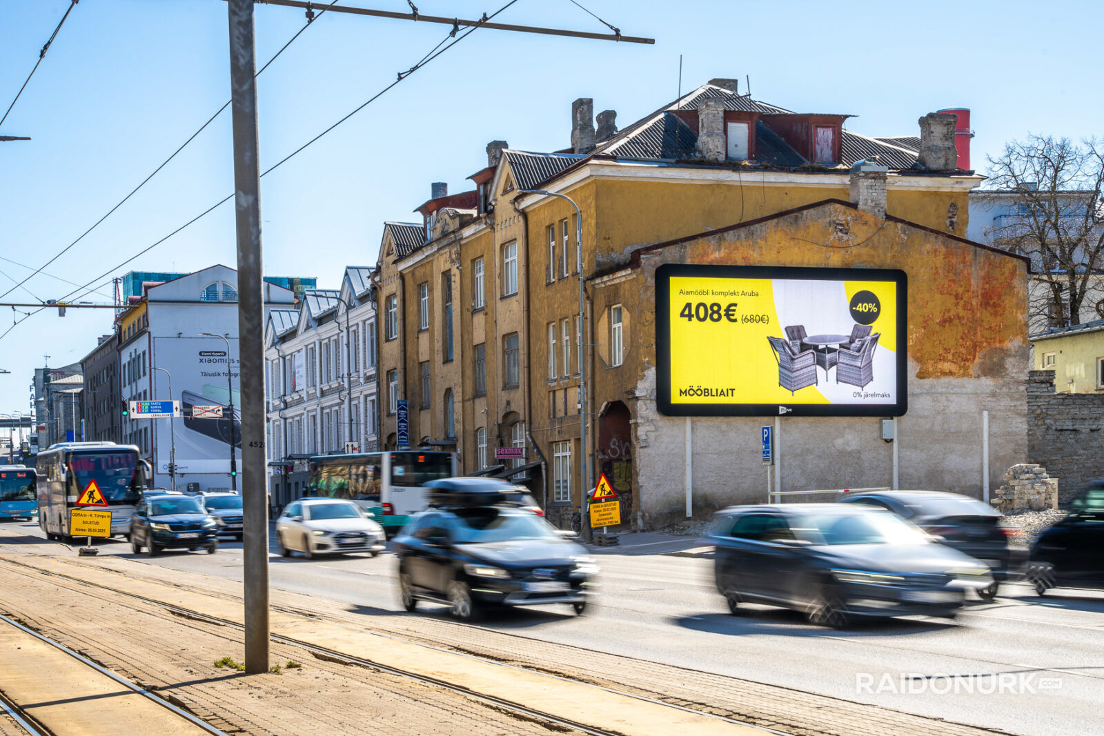 Välimeedia reklaamikampaaniad Tallinna tänavatel, suured digitaalekraanid ja plakatid linnaliikluse taustal.