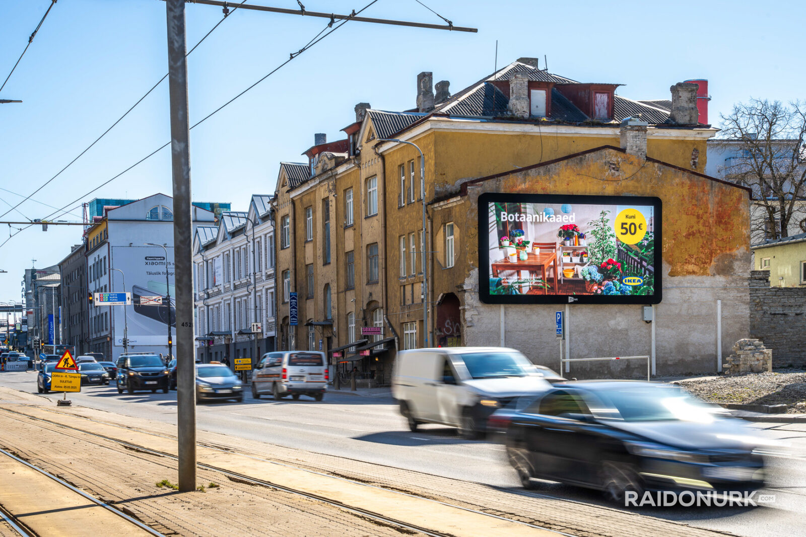 Välimeedia reklaamikampaaniad Tallinna tänavatel, suured digitaalekraanid ja plakatid linnaliikluse taustal.